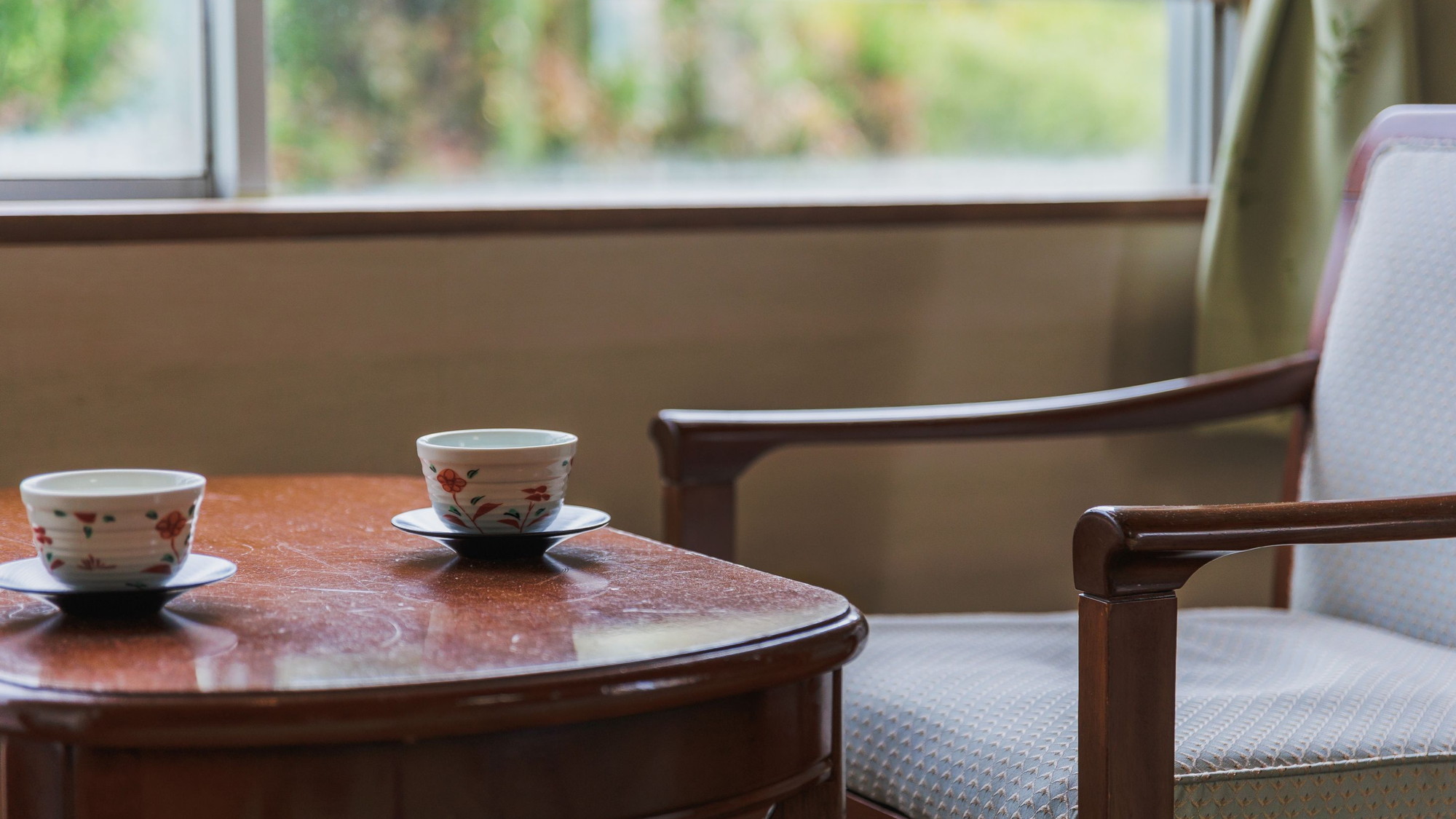 【倶楽部ルーム】広々とした和室にローベッドを敷いたモダンなお部屋です。