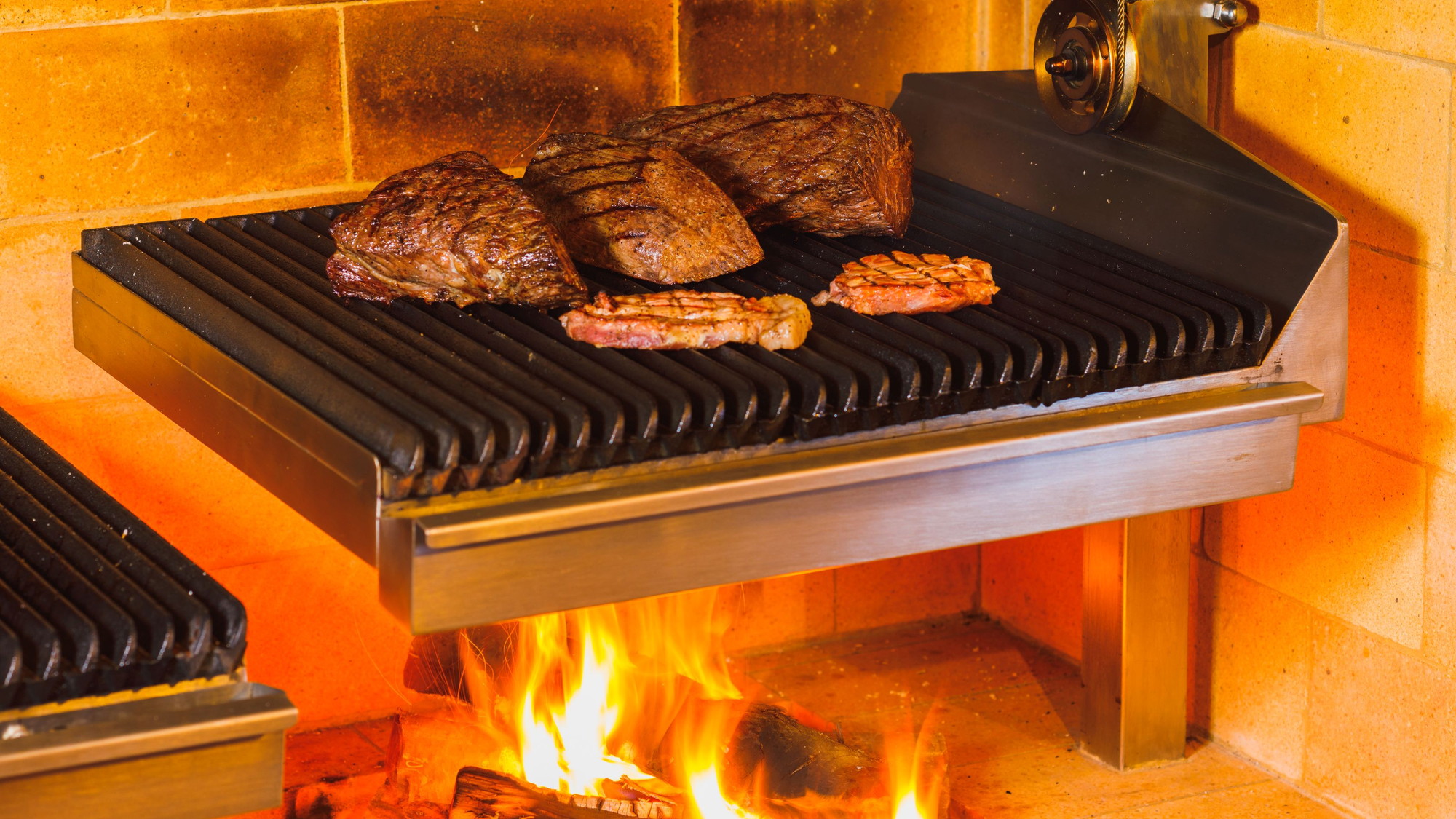 【グループ施設JURINディナービュッフェ」蔵王牛薪グリル100gの他、約10種のこだわりハーフビュ