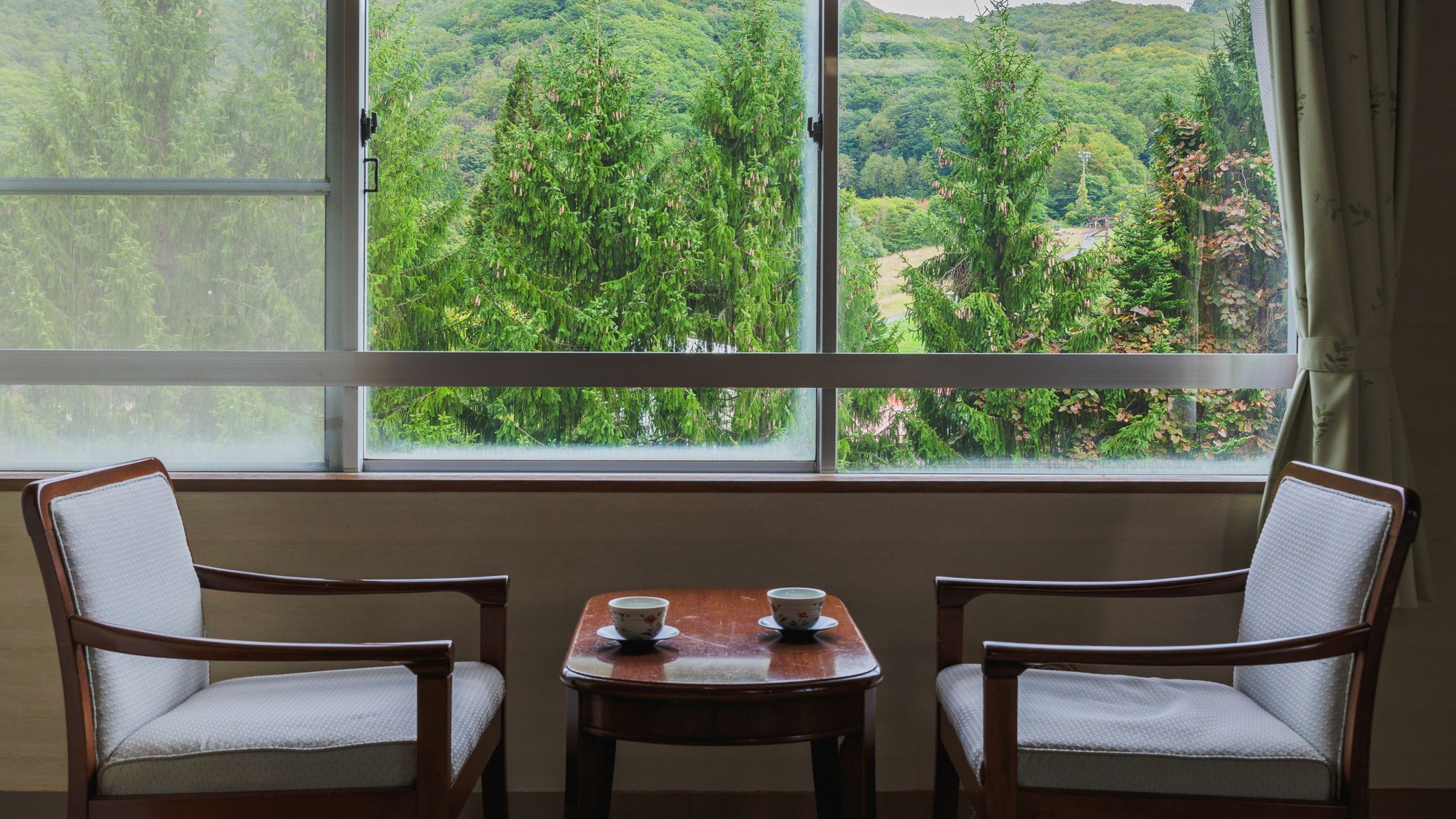 【倶楽部ルーム】広々とした和室にローベッドを敷いたモダンなお部屋です。