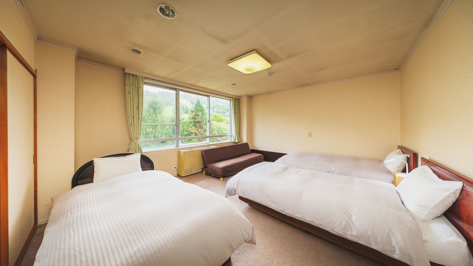 【デラックス和洋室】和の和みと、洋の機能性を兼ね備えたデラックスタイプの和洋室。