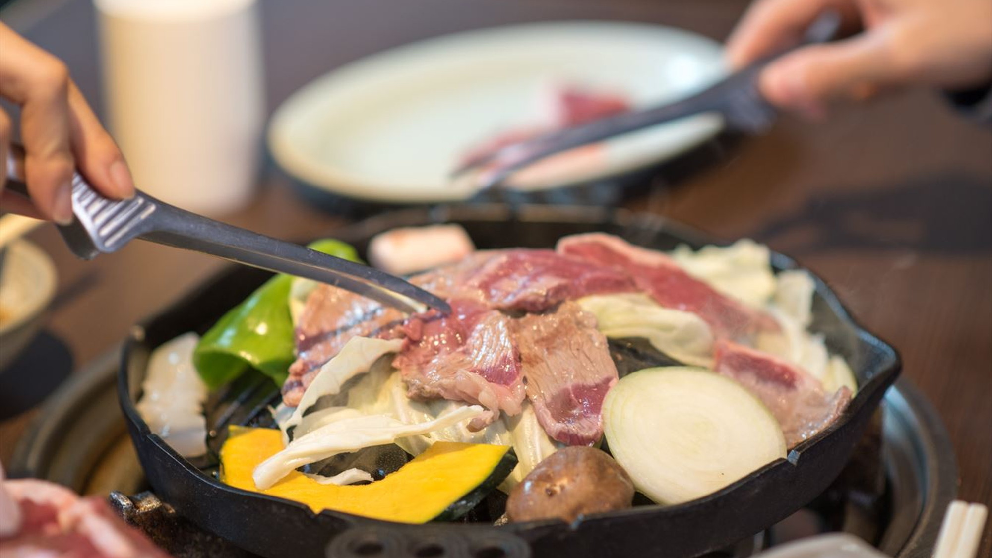 【蔵王名物ジンギスカン膳】ジューシーな生ラムを鉄鍋でお好きな焼き加減で召し上がれ