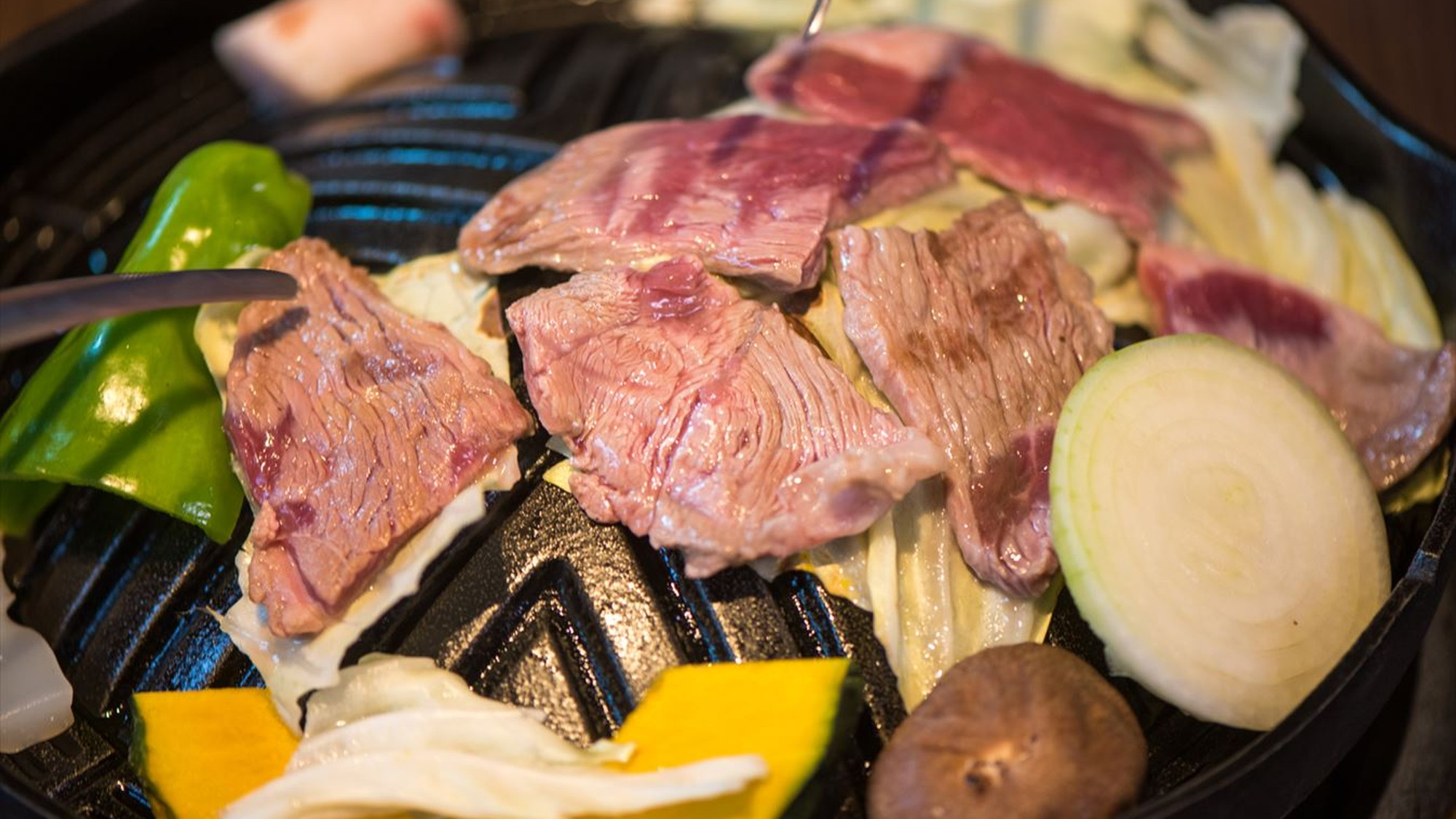 【蔵王名物ジンギスカン膳】ジューシーな生ラムを鉄鍋でお好きな焼き加減で召し上がれ