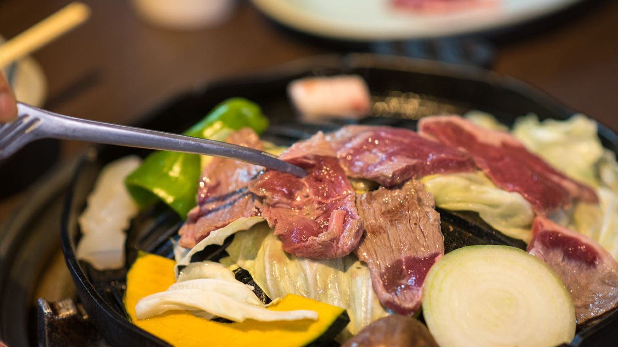【蔵王名物ジンギスカン膳】ジューシーな生ラムを鉄鍋でお好きな焼き加減で召し上がれ