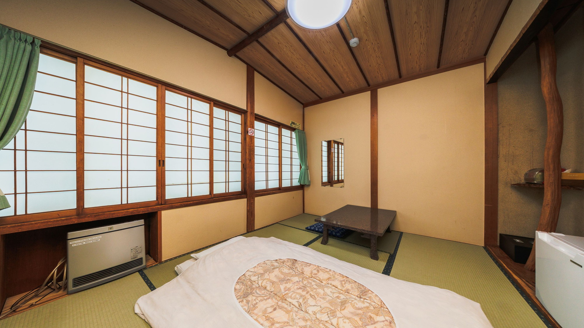 【和室6畳・20平米・定員2名】お一人様からご夫婦まで。畳の温もりと落ち着いた雰囲気が魅力。
