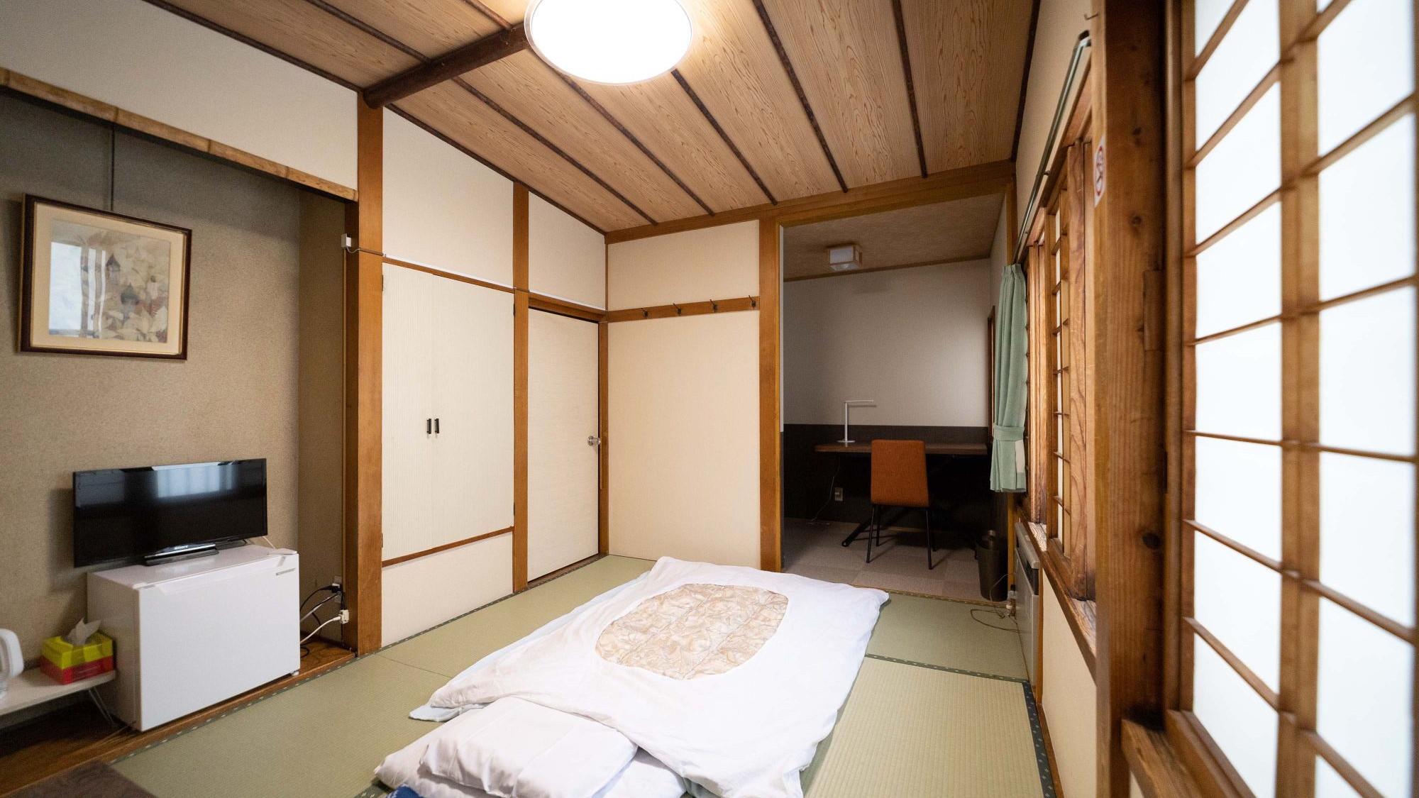 【和室6畳・20平米・定員2名】お一人様からご夫婦まで。畳の温もりと落ち着いた雰囲気が魅力。