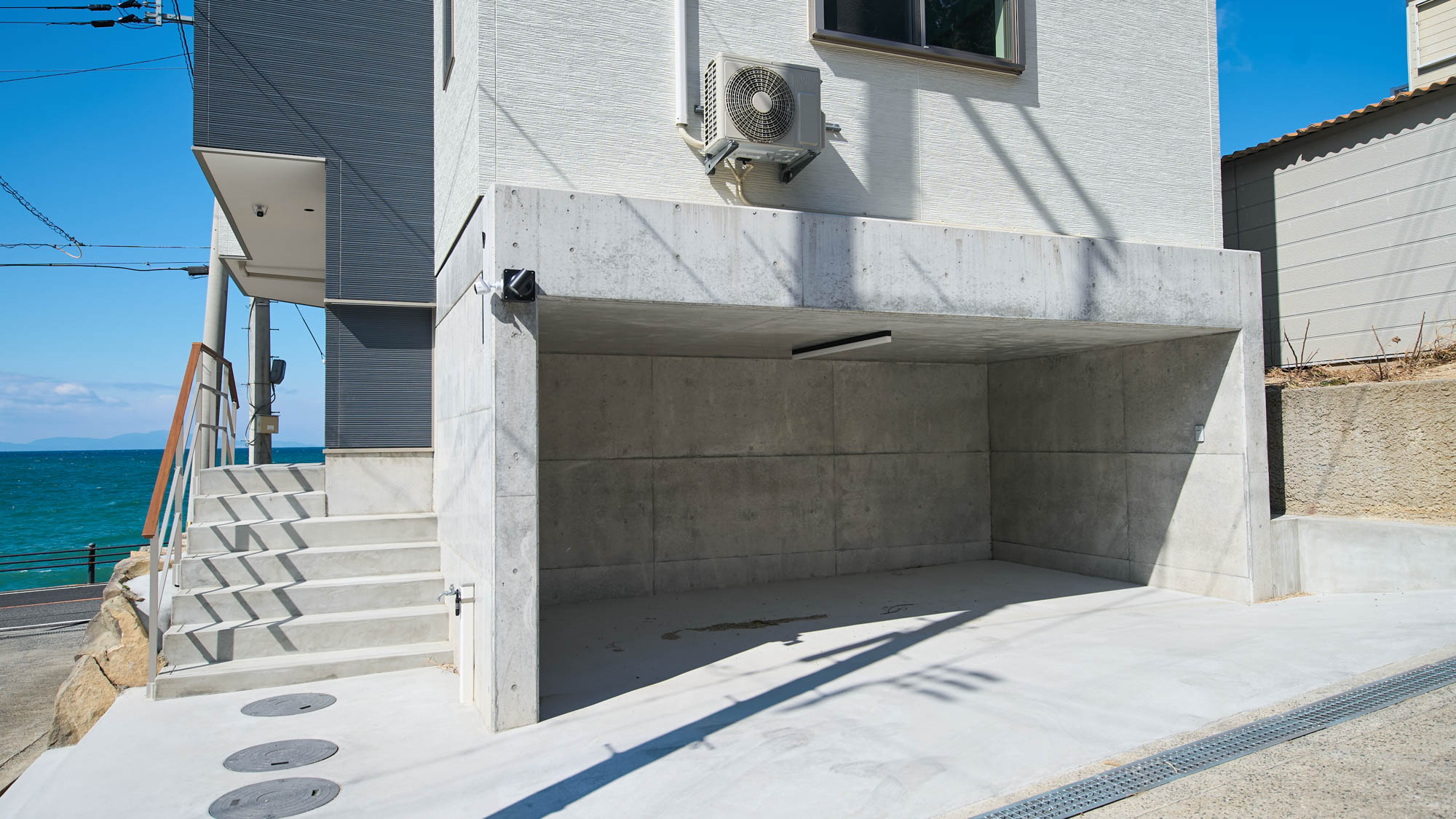 施設内の駐車スペースは、天井の高さが少し低いのでお気をつけ下さい。