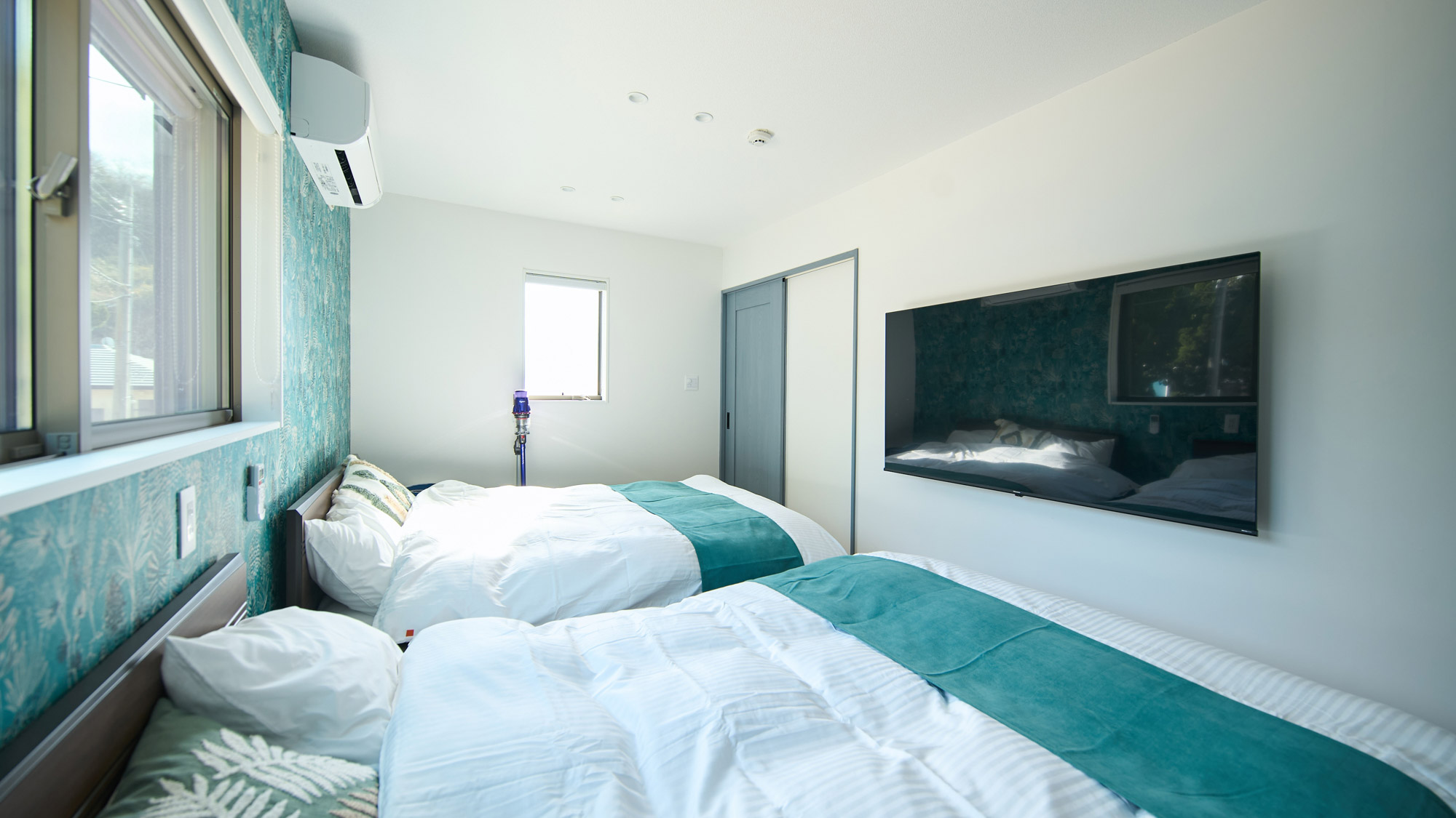 寝室：ダブルベッド2台