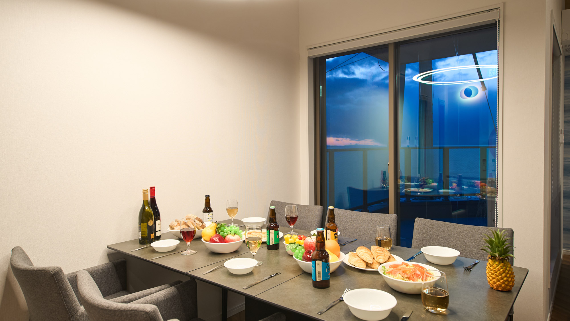 ダイニング（夜）