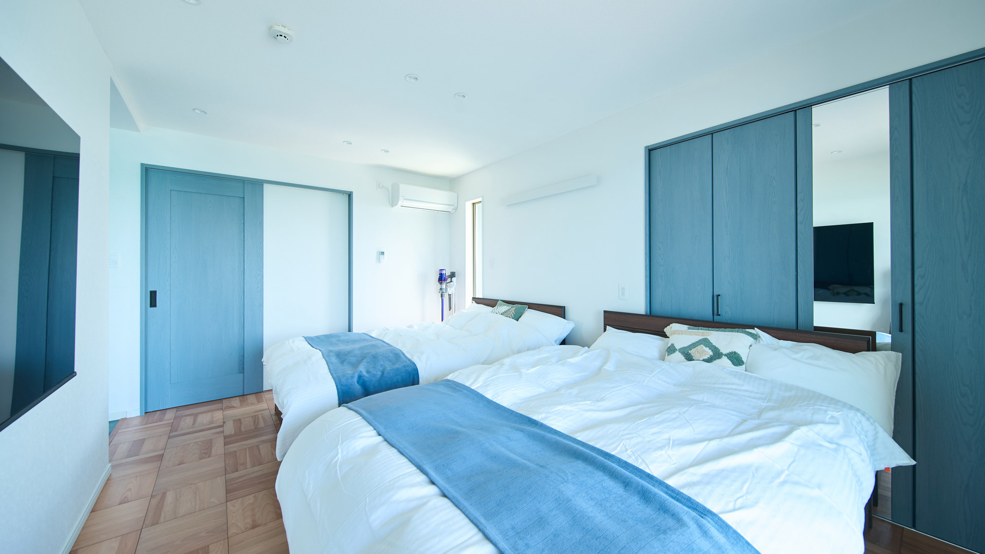 寝室：ダブルベッド2台