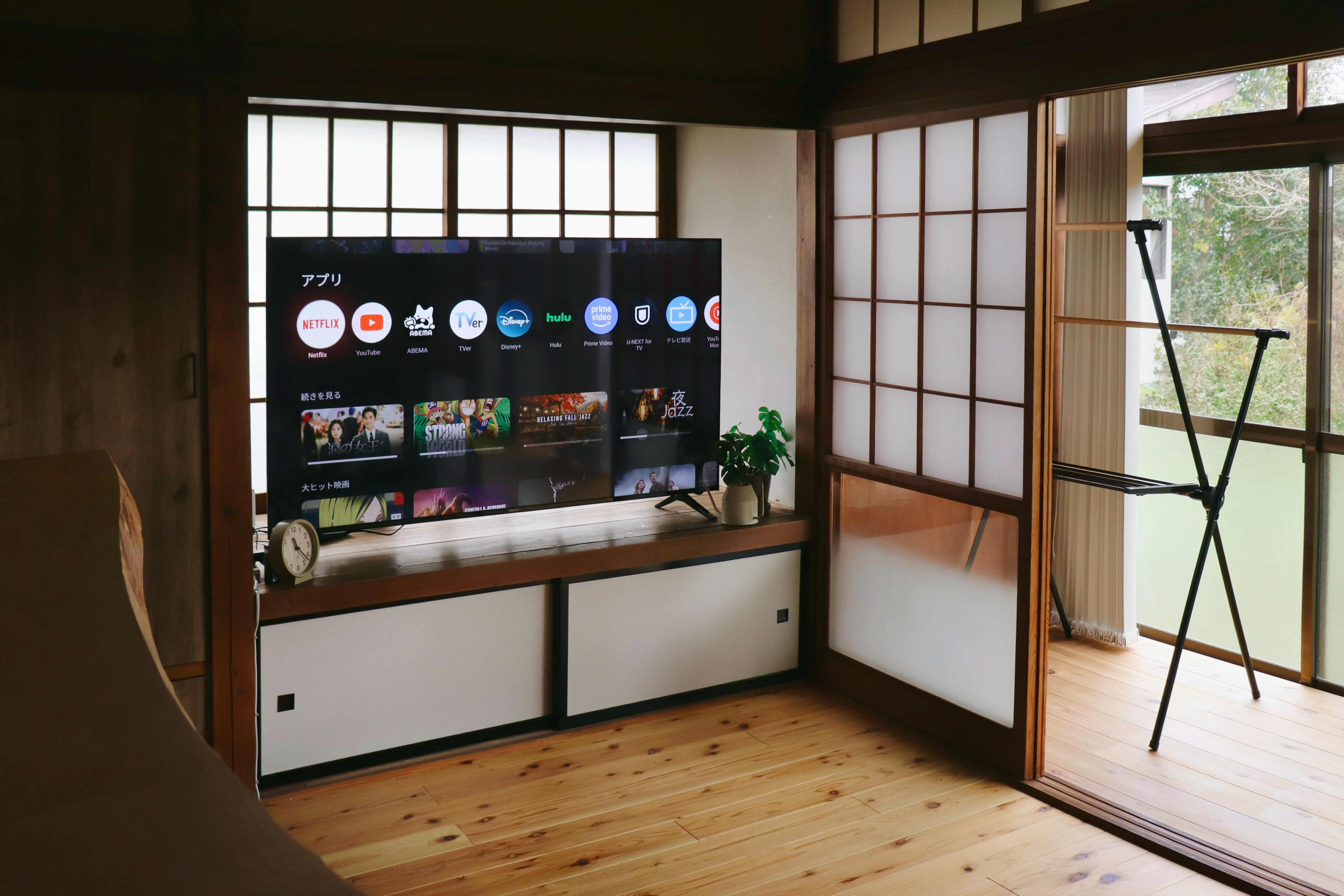 NetflixやAmazonプライムビデオ、YouTube、TVerなどがご覧になれます（ご自身のアカウントが必要です）。当宿では地上波放送はご覧になれません。