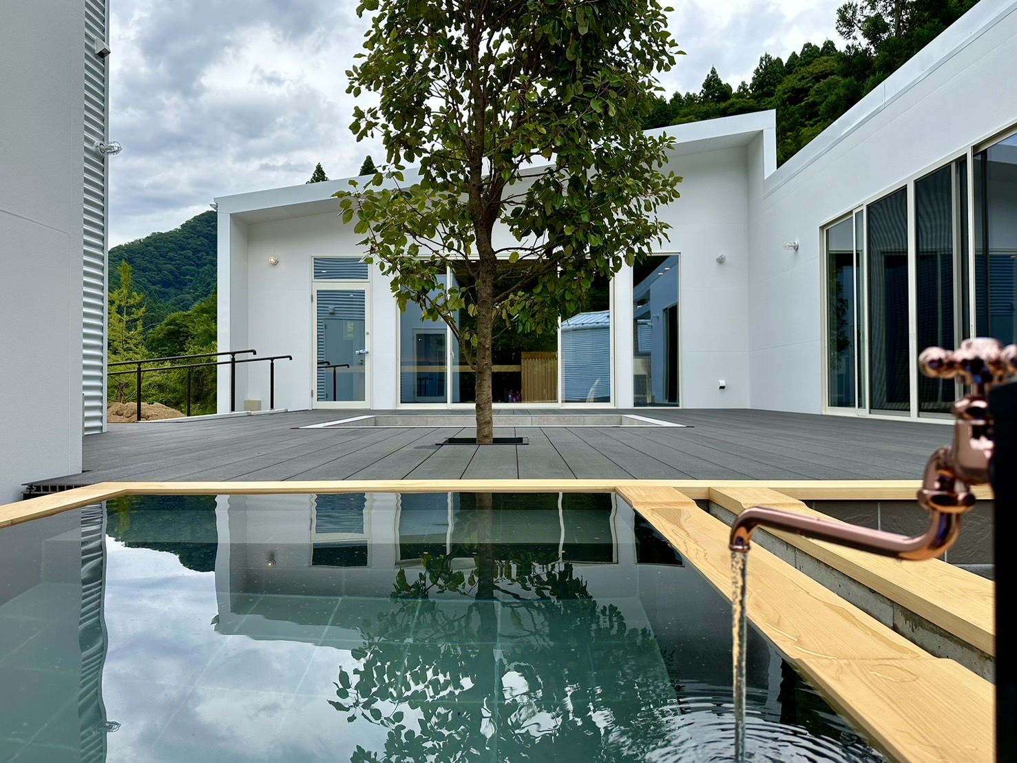 ウッドデッキ・水風呂