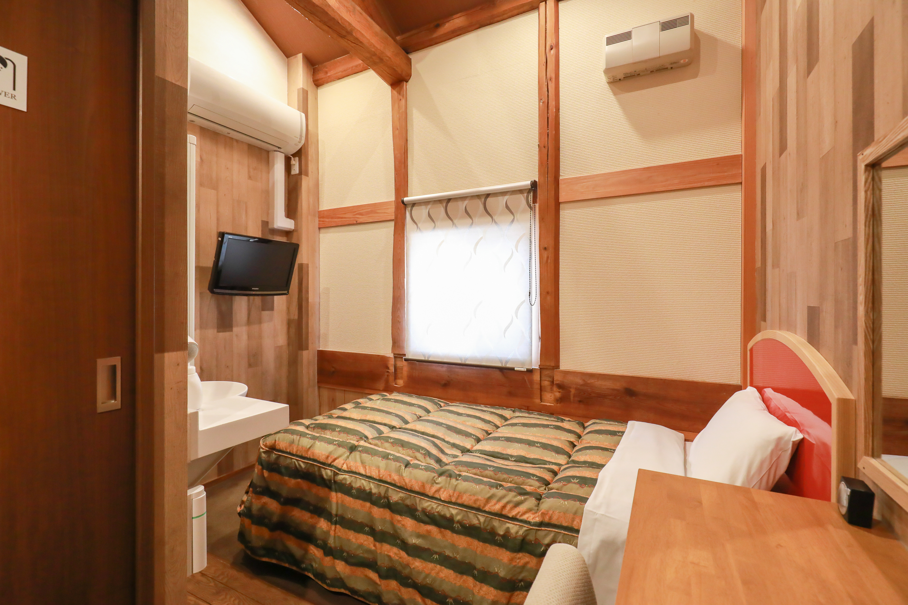 蔵INN　シングルルームのお部屋　木造の蔵を改装し梁もそのまま使用