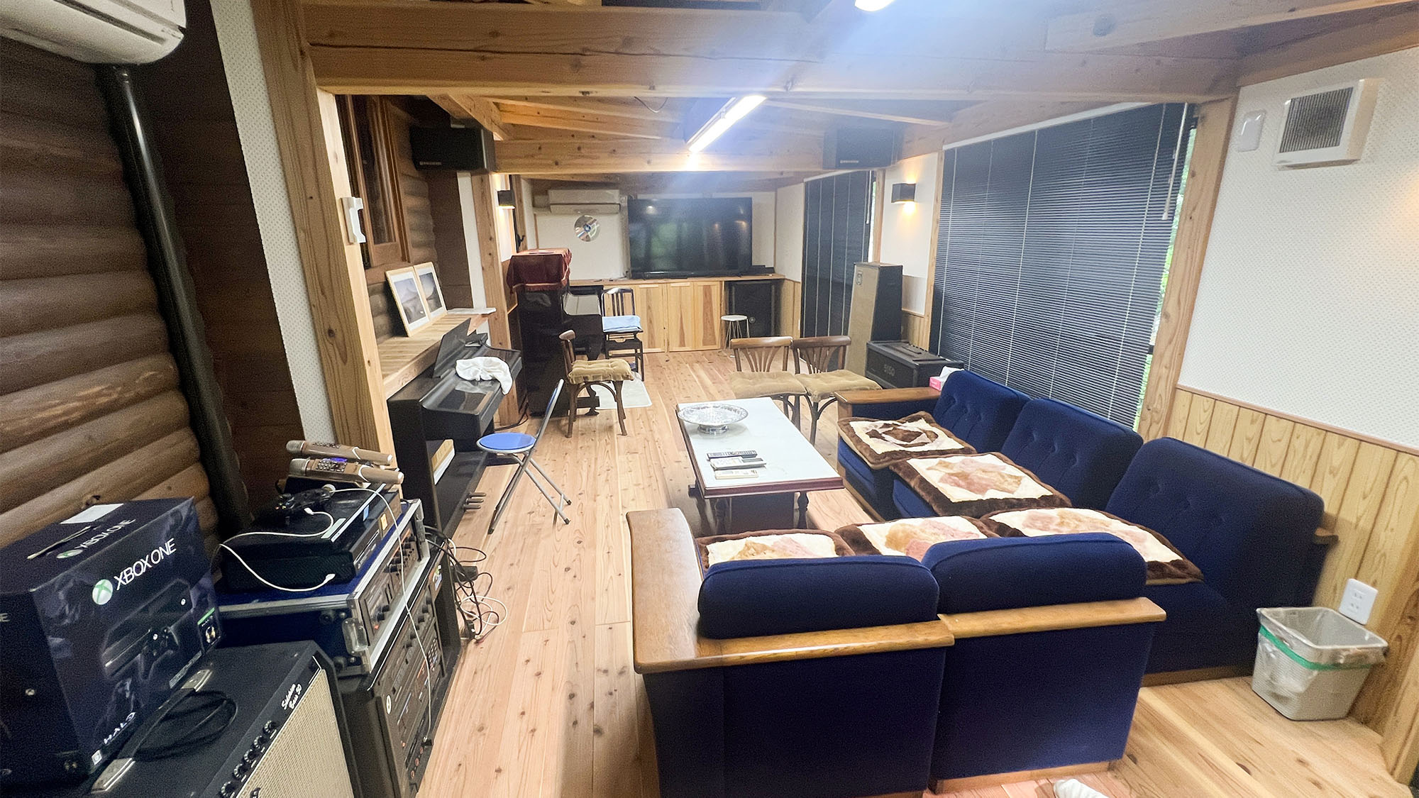 ・【コテージ4・リビング】電子ピアノや音響設備も揃った音も楽しめるコテージ