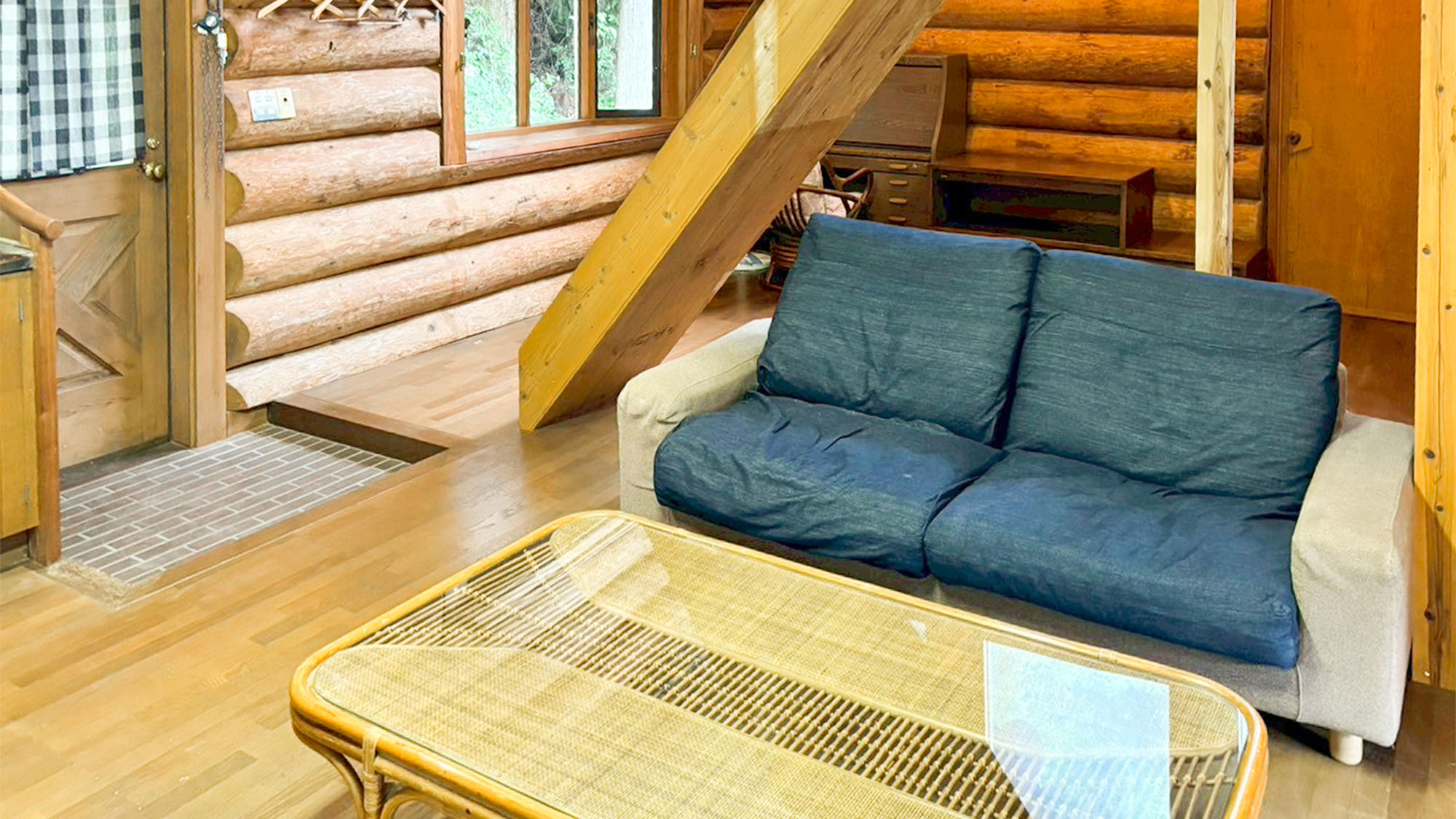 ・【コテージ3・客室内】ソファに腰掛けると窓の奥には鷲敷の自然が広がります