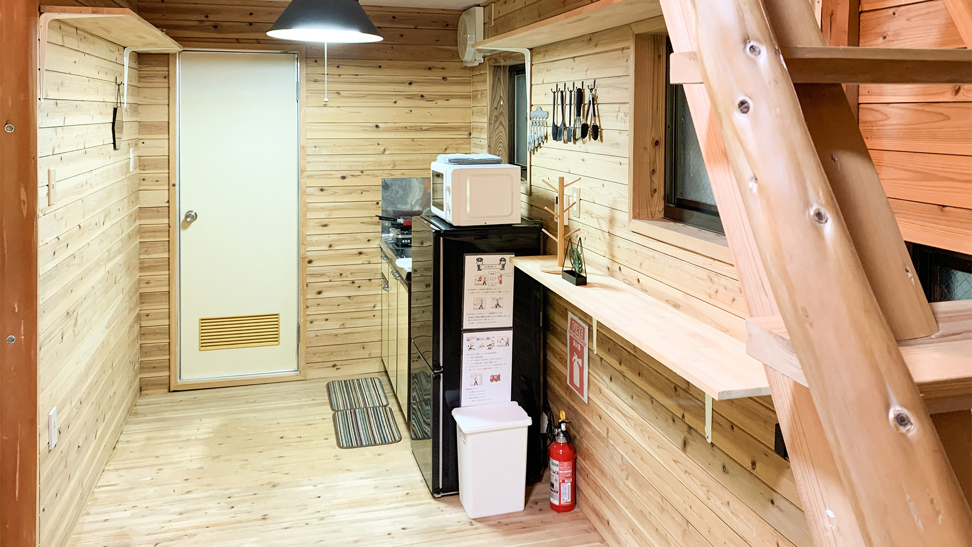 ・【コテージ2・ミニキッチン】冷蔵庫やレンジなどをご用意し調理もお楽しみいただけます