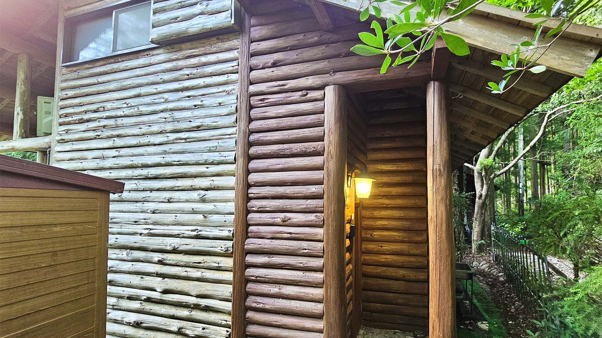 ・【コテージ1・外観】木を積み重ねたような雰囲気のコテージ　自然の中での1日をお楽しみください