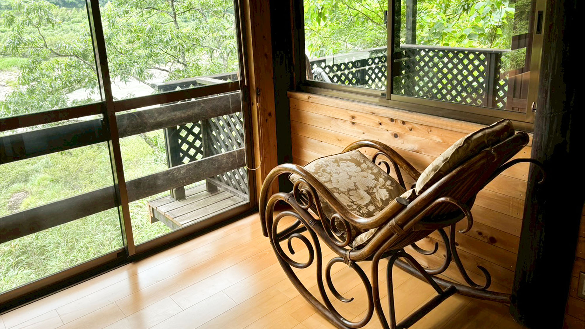 ・【コテージ3・客室内】ロッキングチェアでのんびりとした気分を