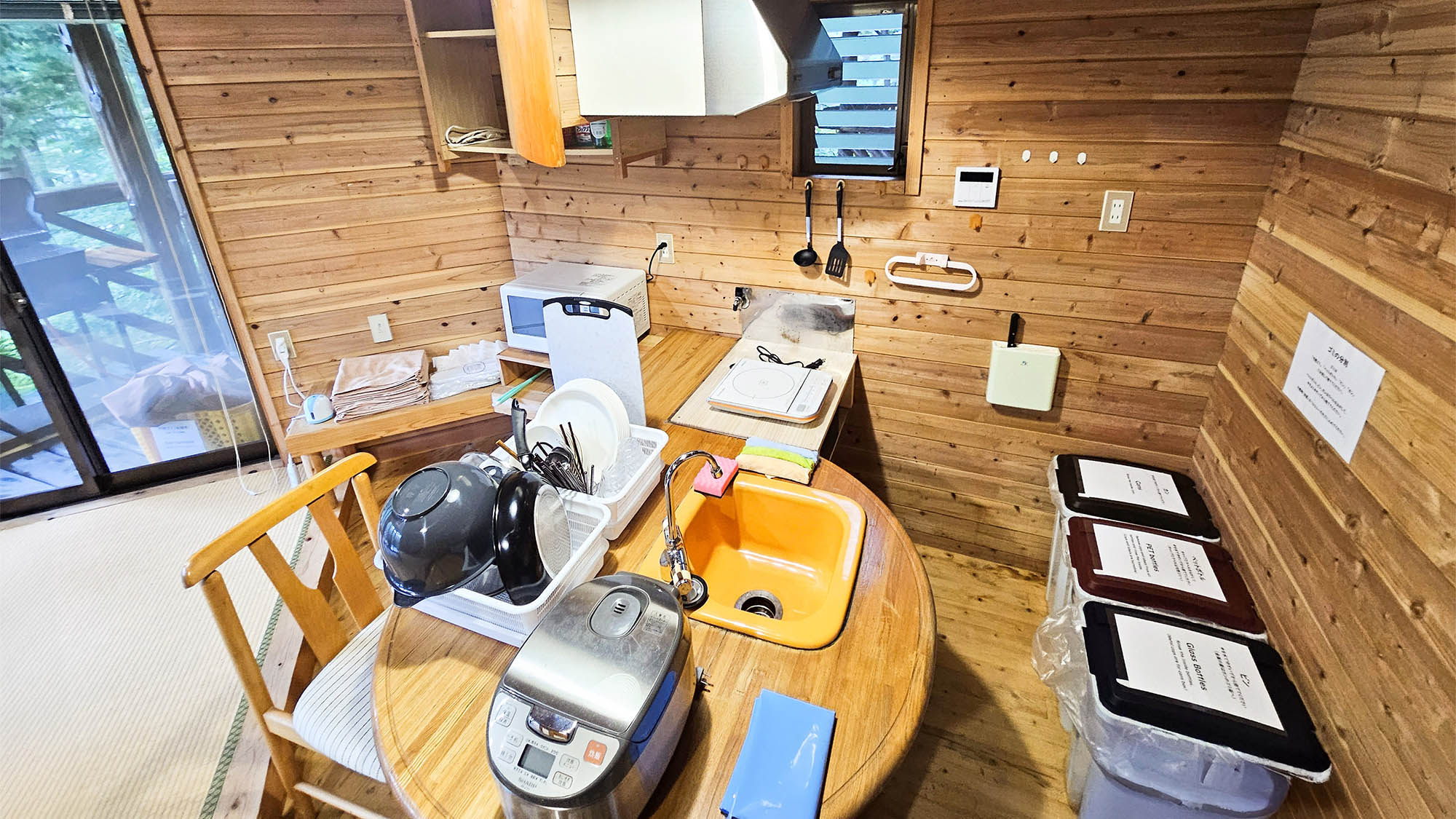 ・【コテージ1・ミニキッチン】冷蔵庫、レンジ、炊飯器、食器類などをご用意