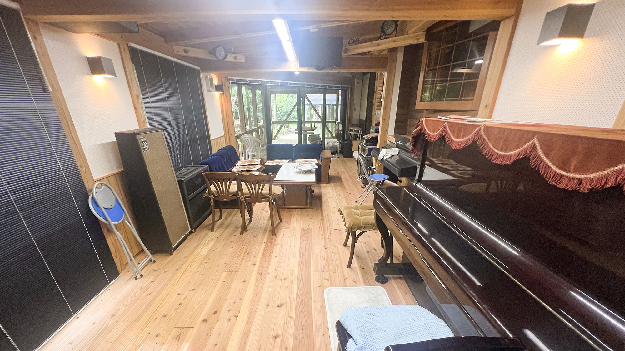 ・【コテージ4・リビング】ピアノもあり音楽を楽しみたい人にピッタリ！