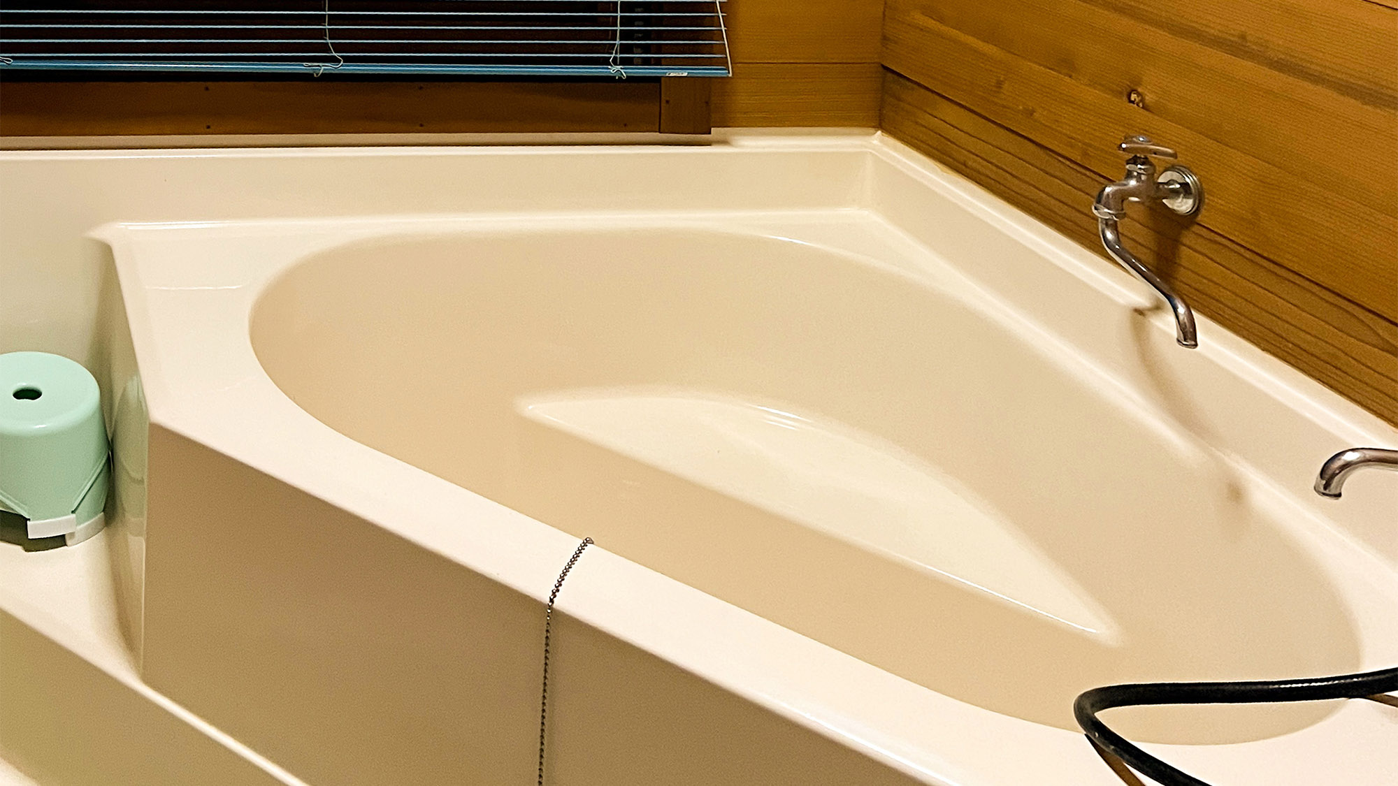 ・【コテージ4・バス】特徴的な三角形のバスタブ