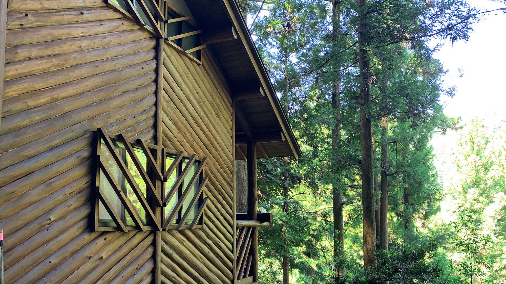 ・【コテージ2・外観】森に囲まれたコテージ　自然との一体感を楽しめます