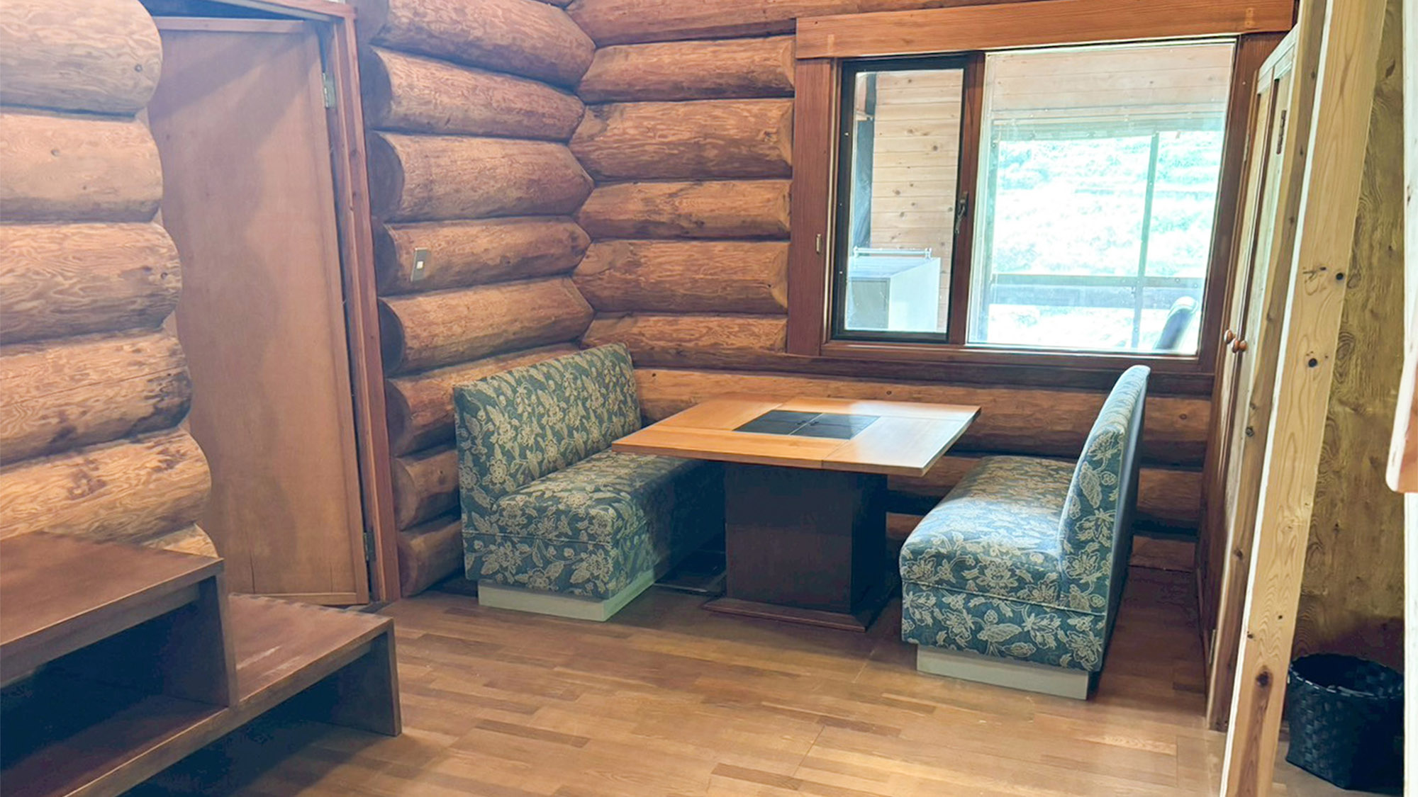 ・【コテージ3・客室内】喫茶店のような雰囲気の一角も　コーヒー片手にお友達との語らいを