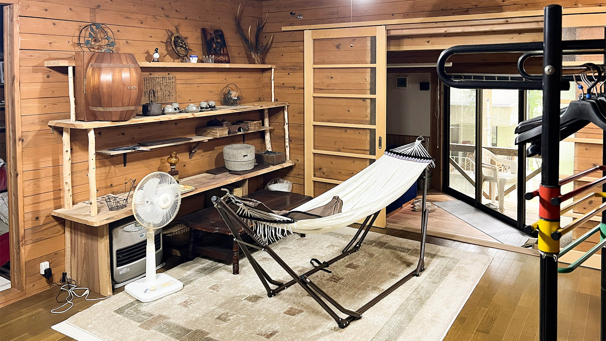 ・【コテージ4・客室内】昔の農機具などをインテリアに　ハンモックでのんびりくつろぎのひととき