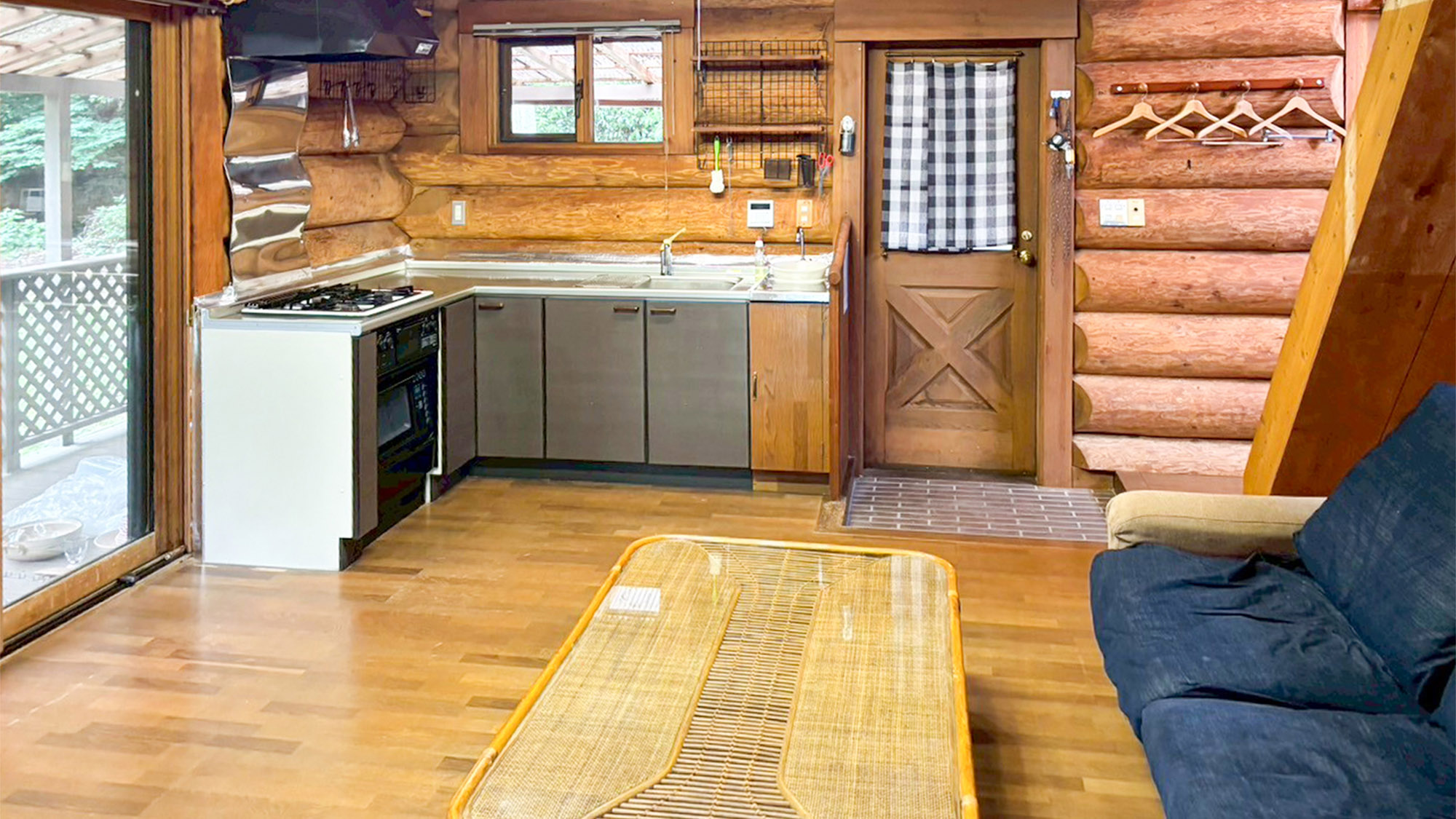 ・【コテージ3・客室内】ソファやテーブルをご用意　ゆったりとお寛ぎいただけます