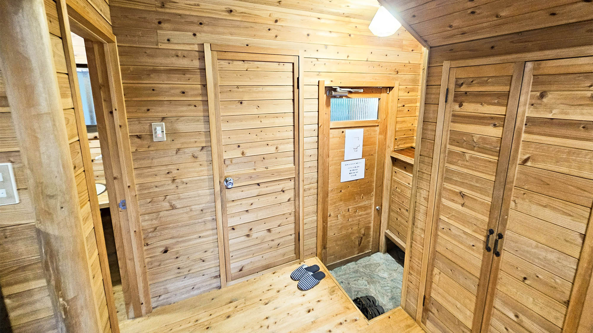 ・【コテージ1・玄関】玄関周りも全て木の雰囲気で統一