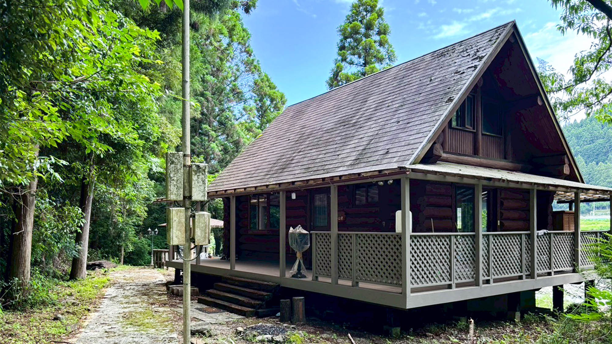 ・【コテージ3・外観】山小屋のようなどっしりした風合いのコテージ3