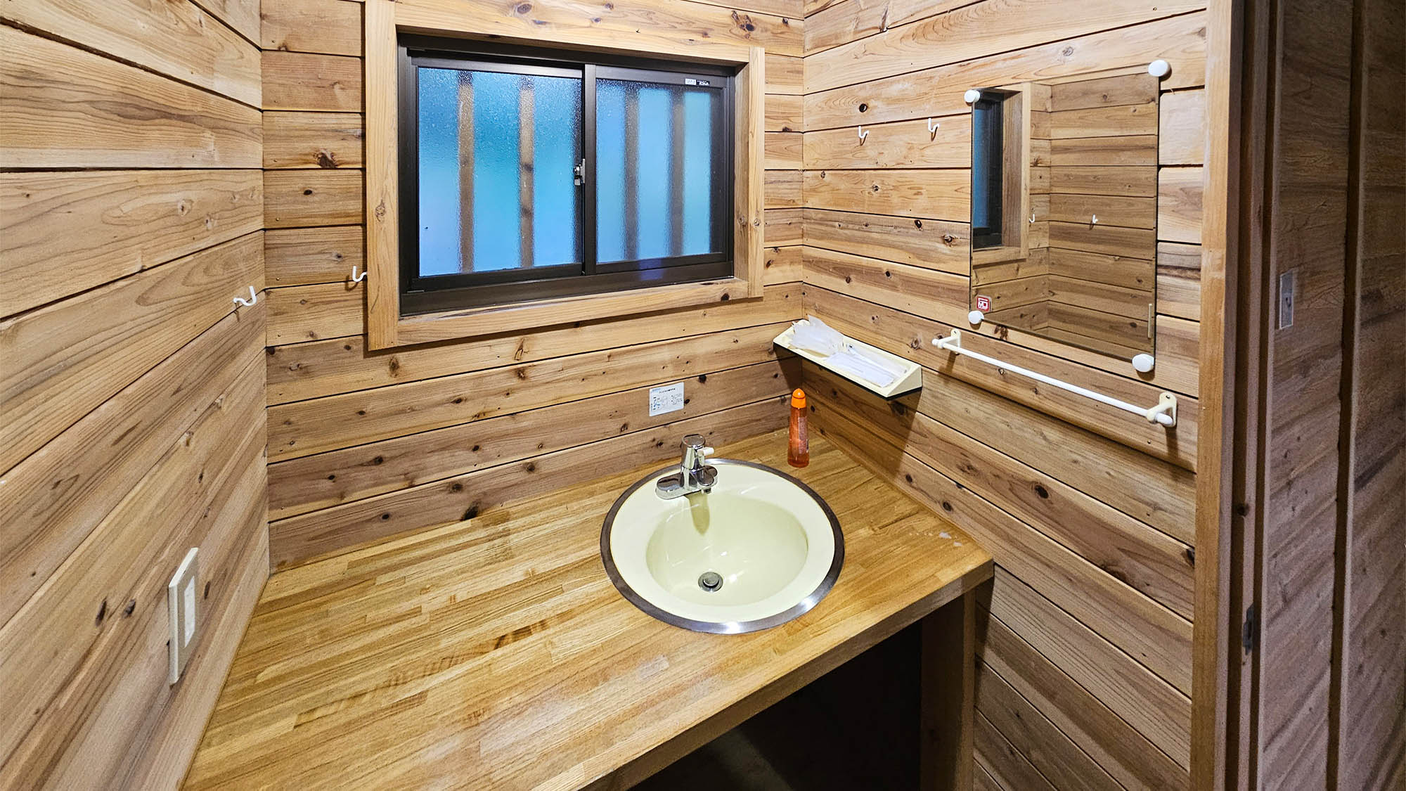 ・【コテージ1・洗面】機能的でシンプルにまとめた洗面エリア