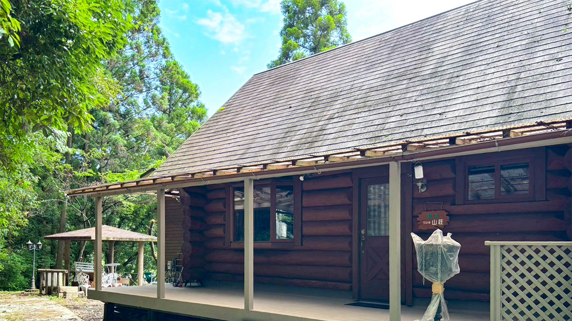 ・【コテージ3・外観】丸太積みのログハウスのような雰囲気を感じられる山の中のコテージ