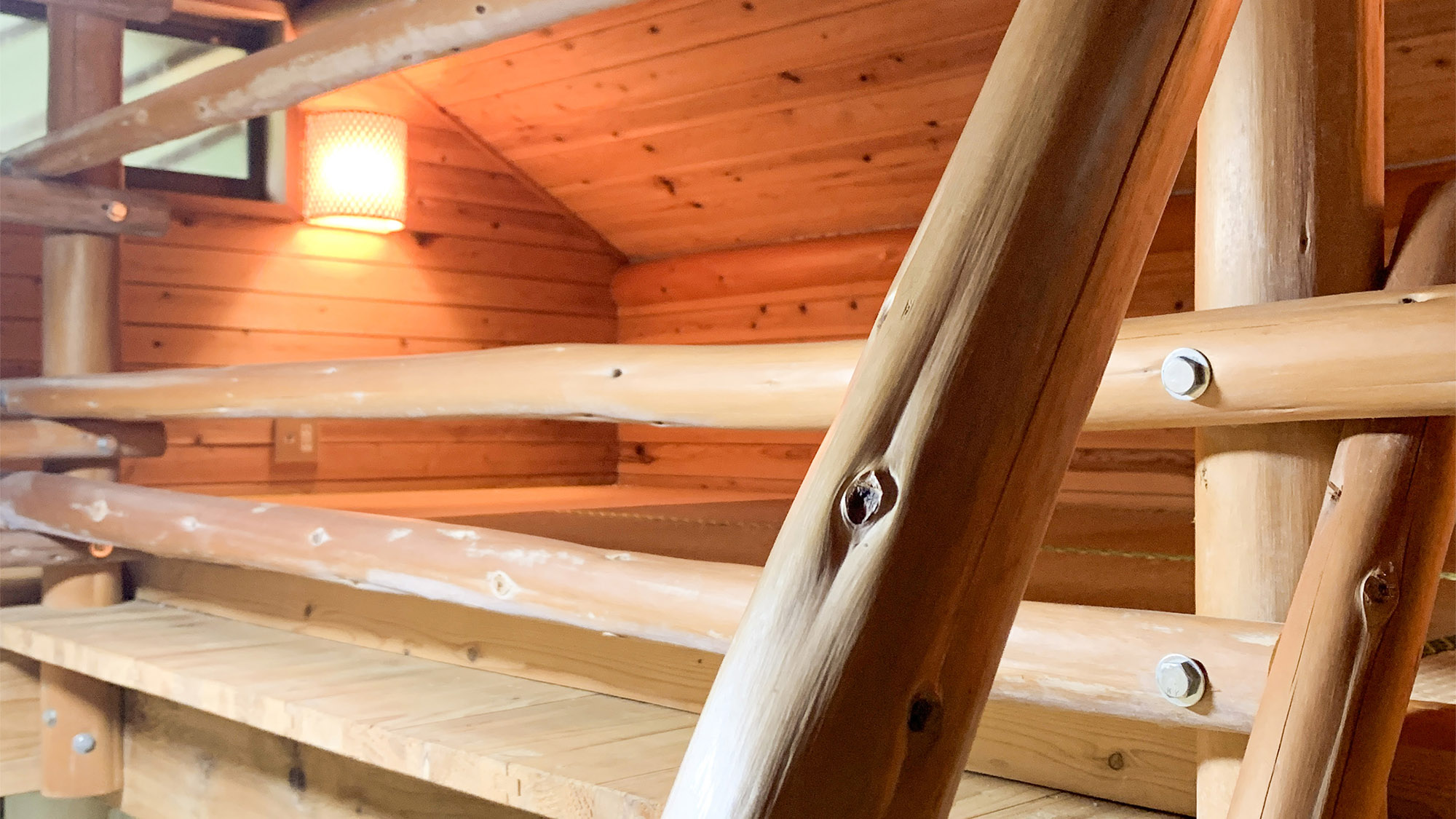 ・【コテージ2・2階】ロフトスタイルの2階　秘密基地のような感覚でお子様も楽しめます