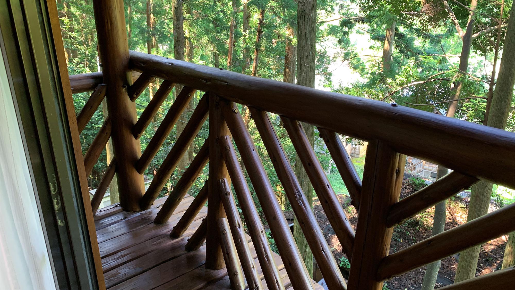 ・【コテージ2・ベランダ】目の前には木々があり自然の中に溶け込む時間をお過ごしください