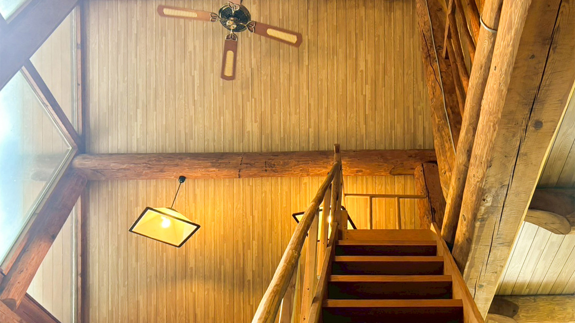 ・【コテージ3・2階】天井にはシーリングファンも　高い天井の開放感をお楽しみください