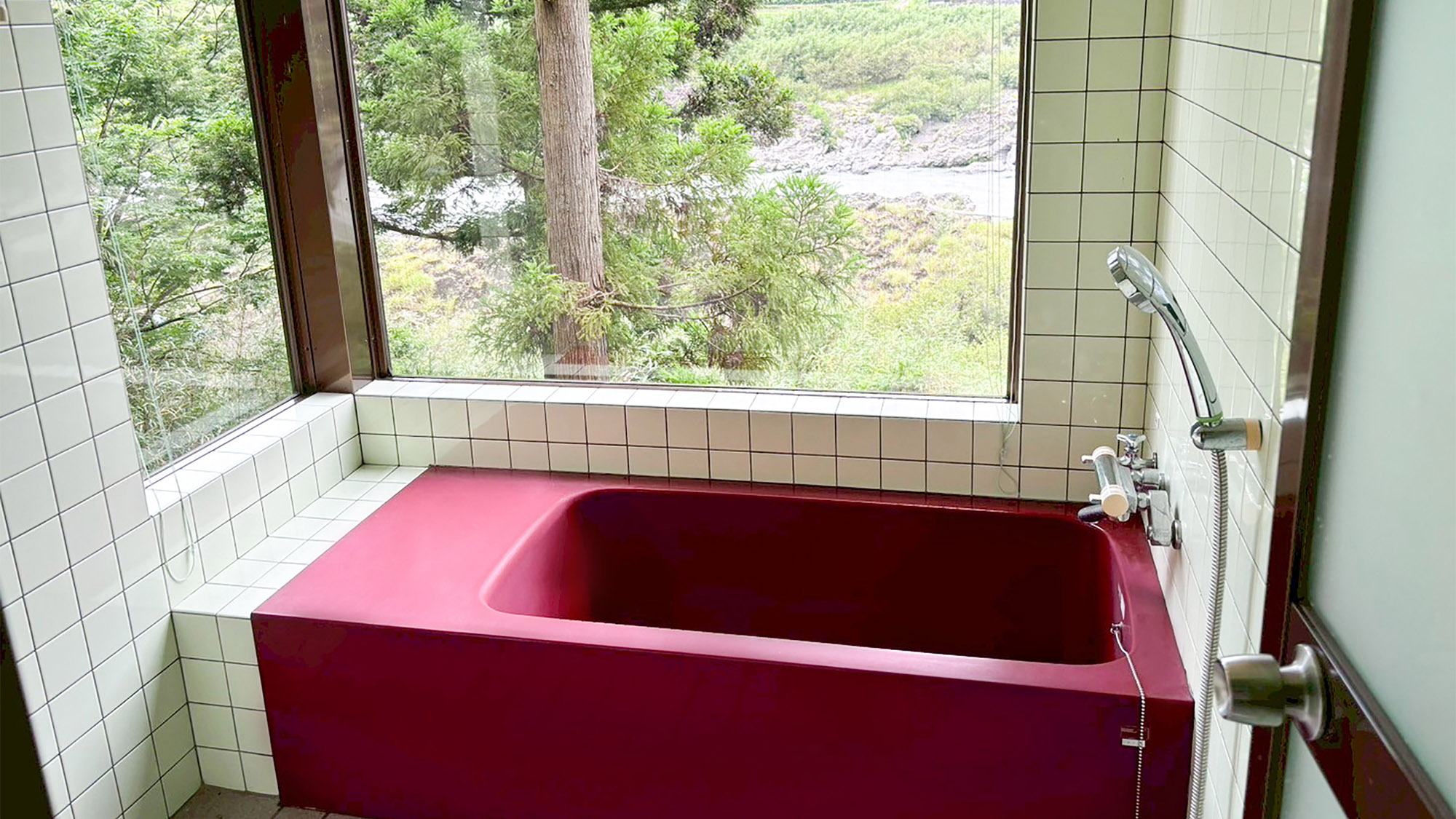 ・【コテージ3・バスルーム】大きな窓があり昼間は明るく開放的にご利用いただけます