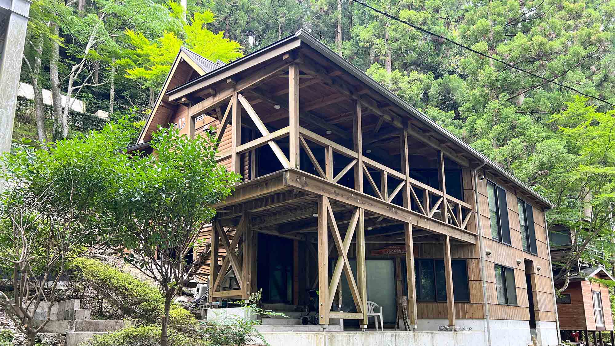 ・【コテージ4・外観】広々としたデッキエリアが目を惹くコテージ4