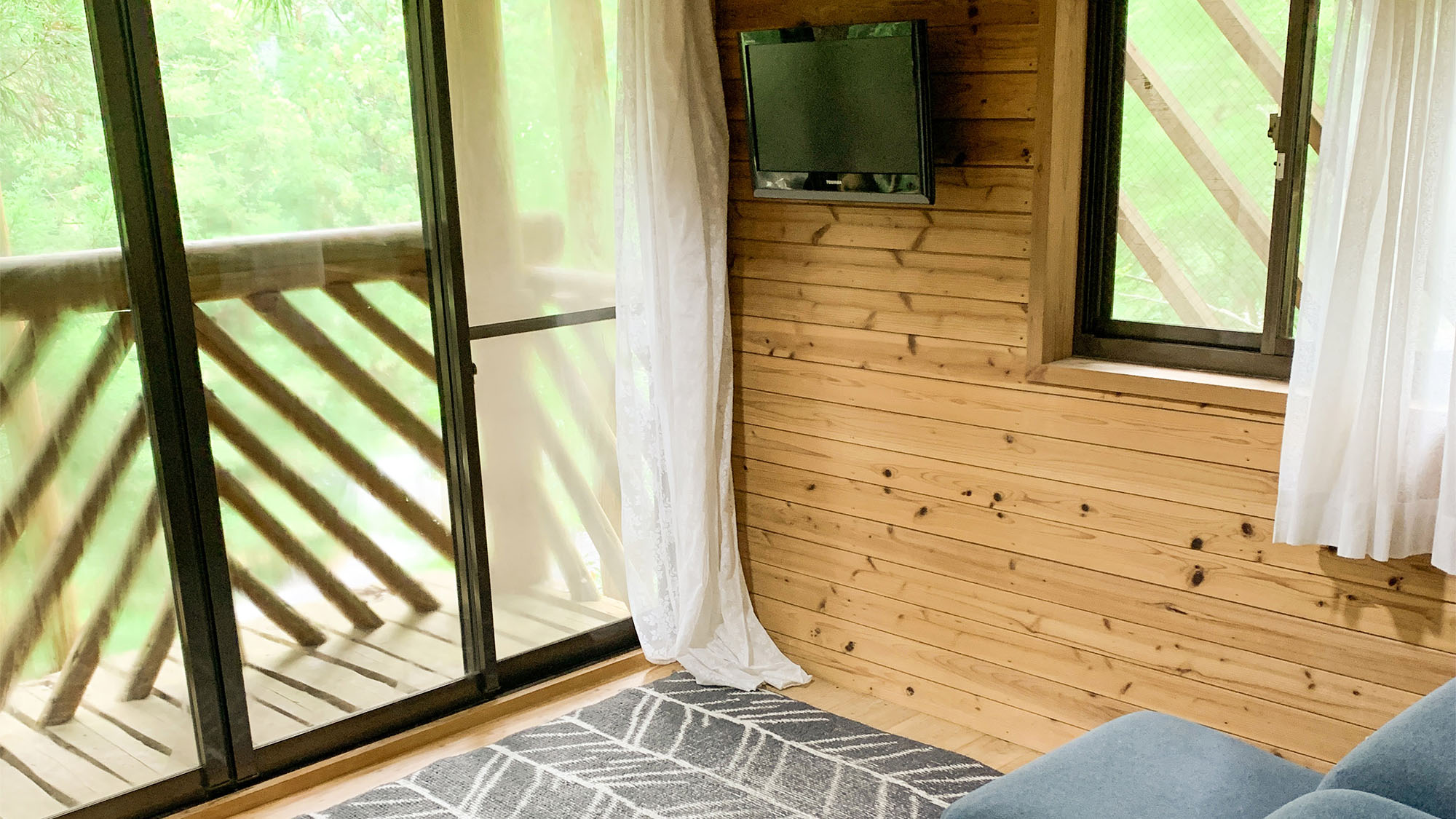 ・【コテージ2・リビング】窓の外には鷲敷の自然が広がります