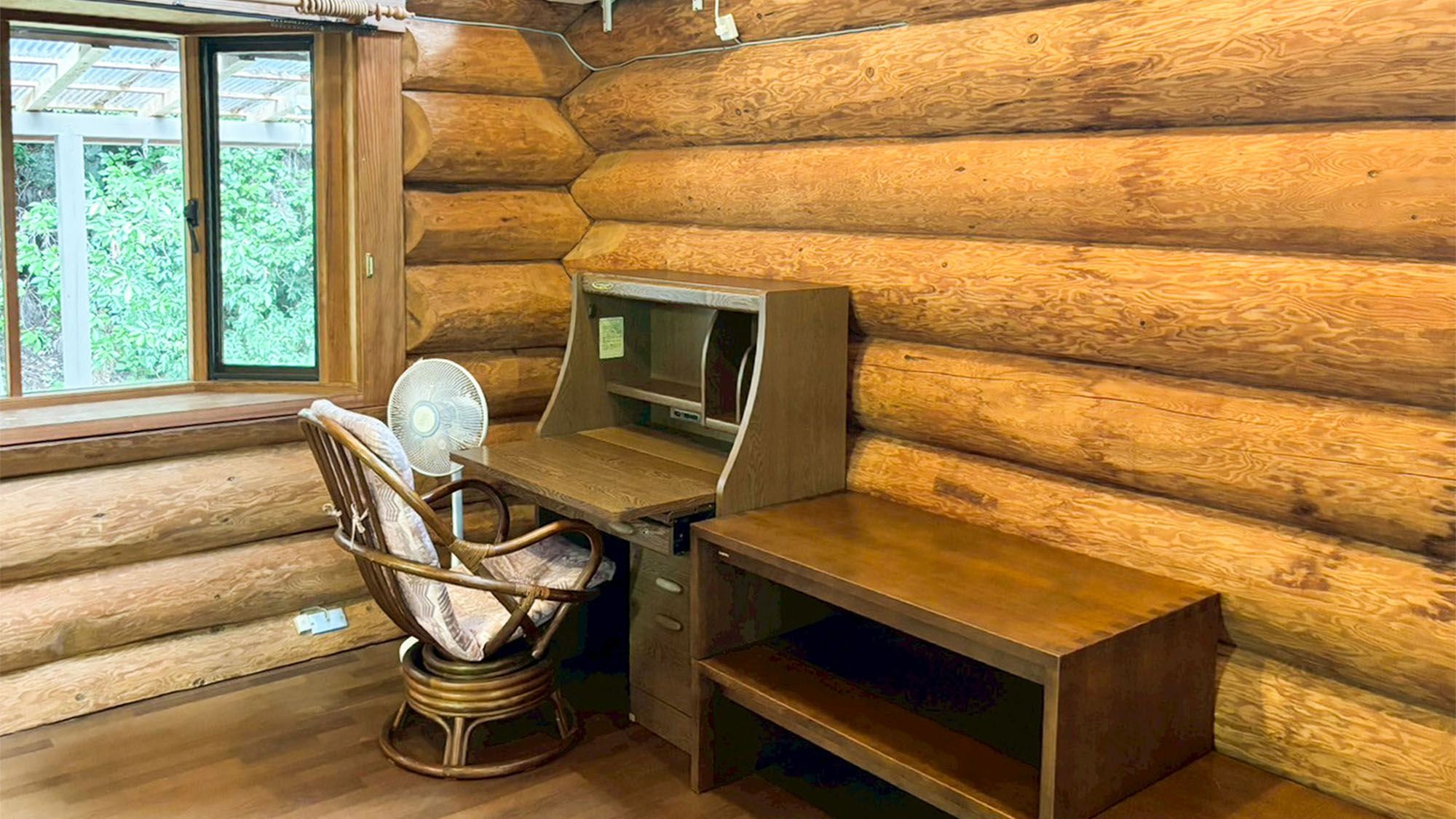 ・【コテージ3・客室内】折りたたみデスクも　お子様に絵日記を書いてもらうのにもピッタリ！？