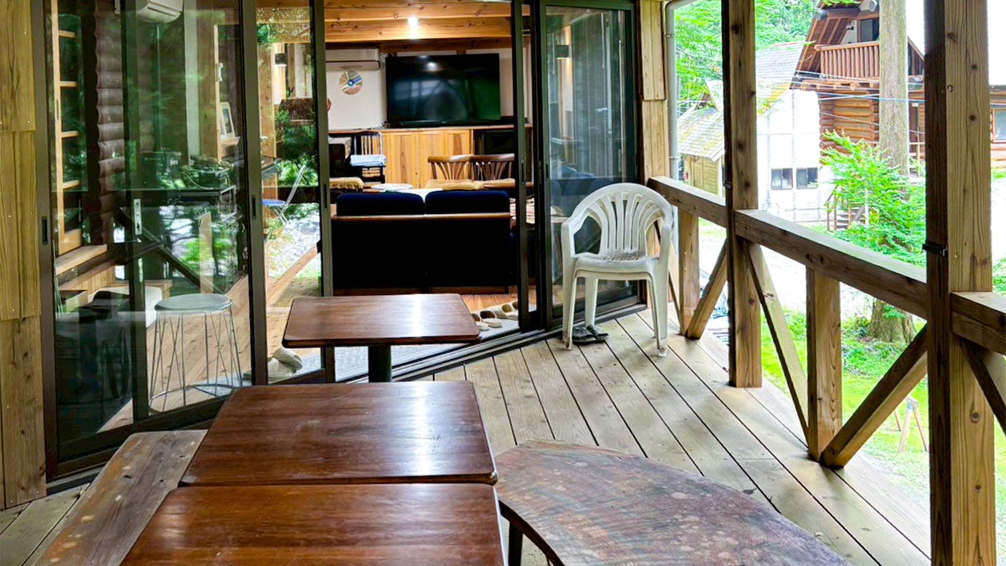 ・【コテージ4アウトドアデッキ】屋根もあり屋外でもリビングのようにお使いいただけます