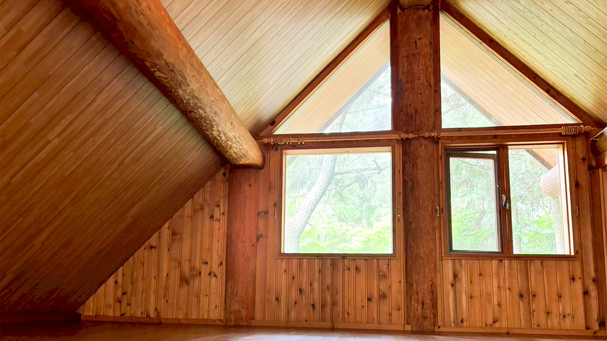 ・【コテージ3・2階】屋根裏部屋のような三角天井が印象的