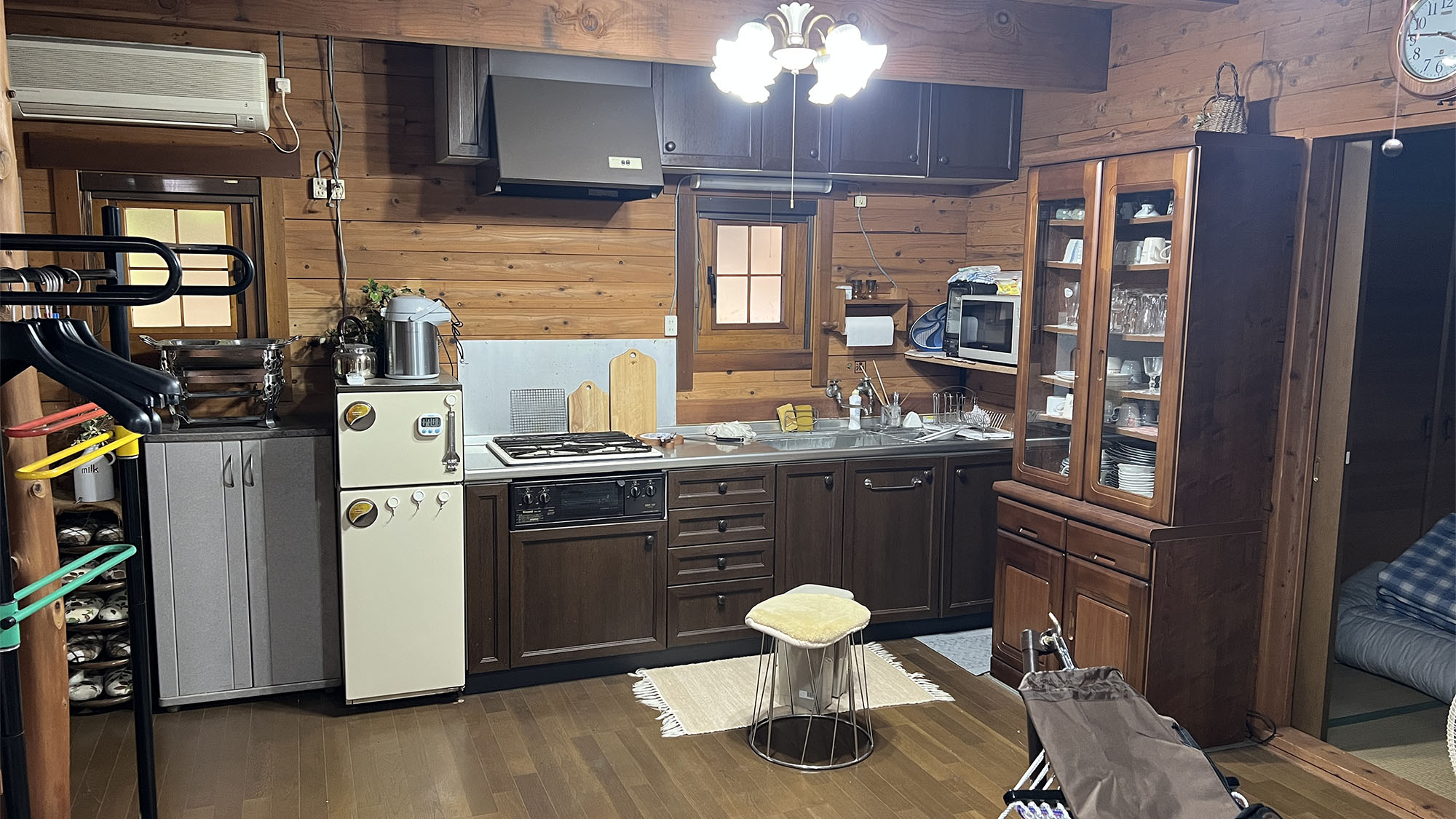 ・【コテージ4・キッチン】冷蔵庫や3口コンロなどしっかりしたスペースのキッチンを設置