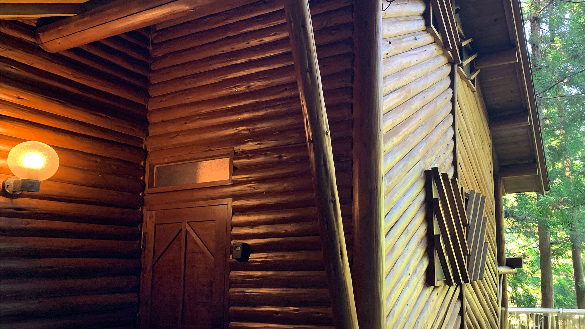 ・【コテージ2・外観】積み重ねた丸太の雰囲気が可愛らしいコテージ