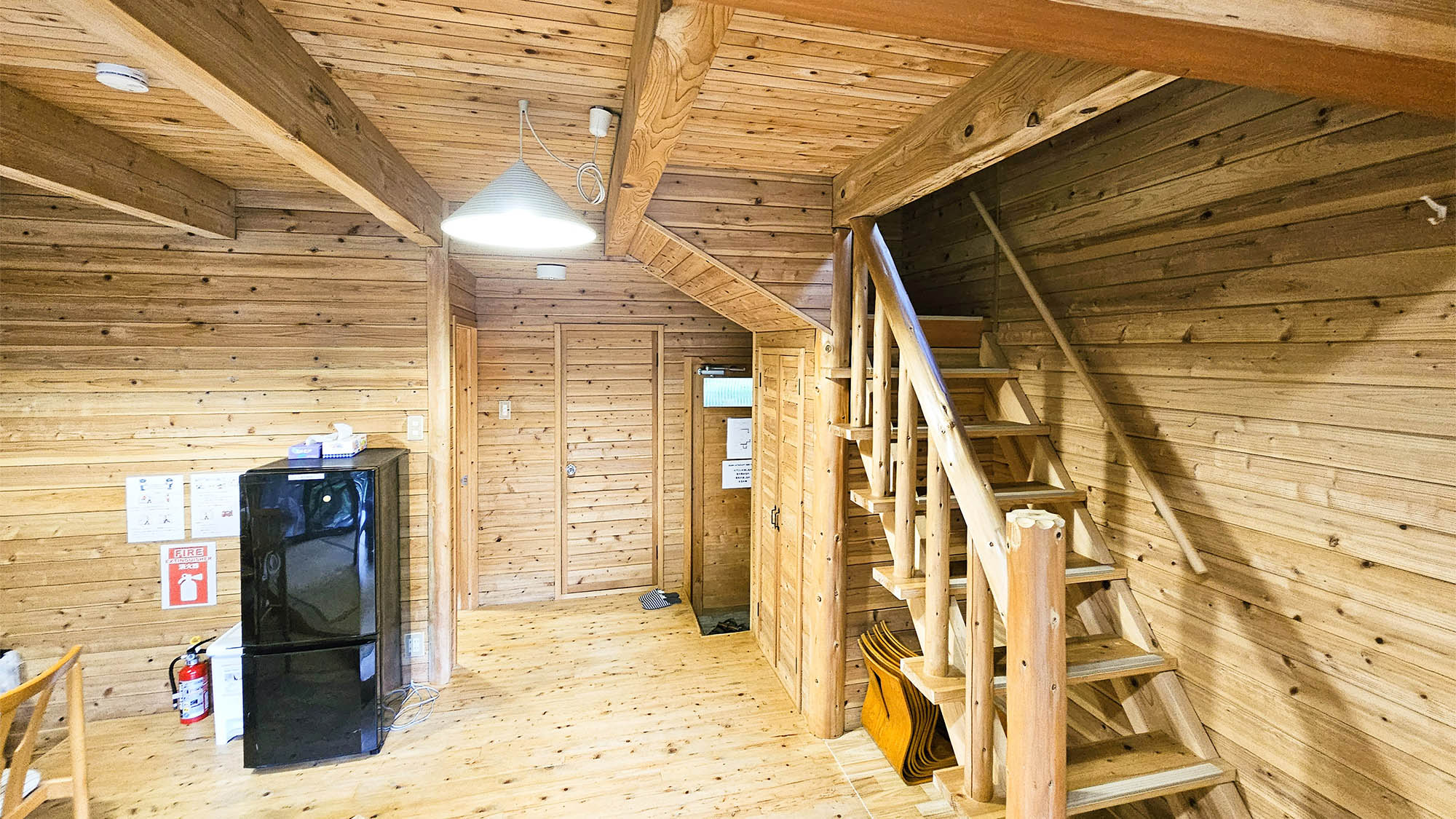 ・【コテージ1・客室内】全体が木の温もりを感じる柔らかな雰囲気のコテージ