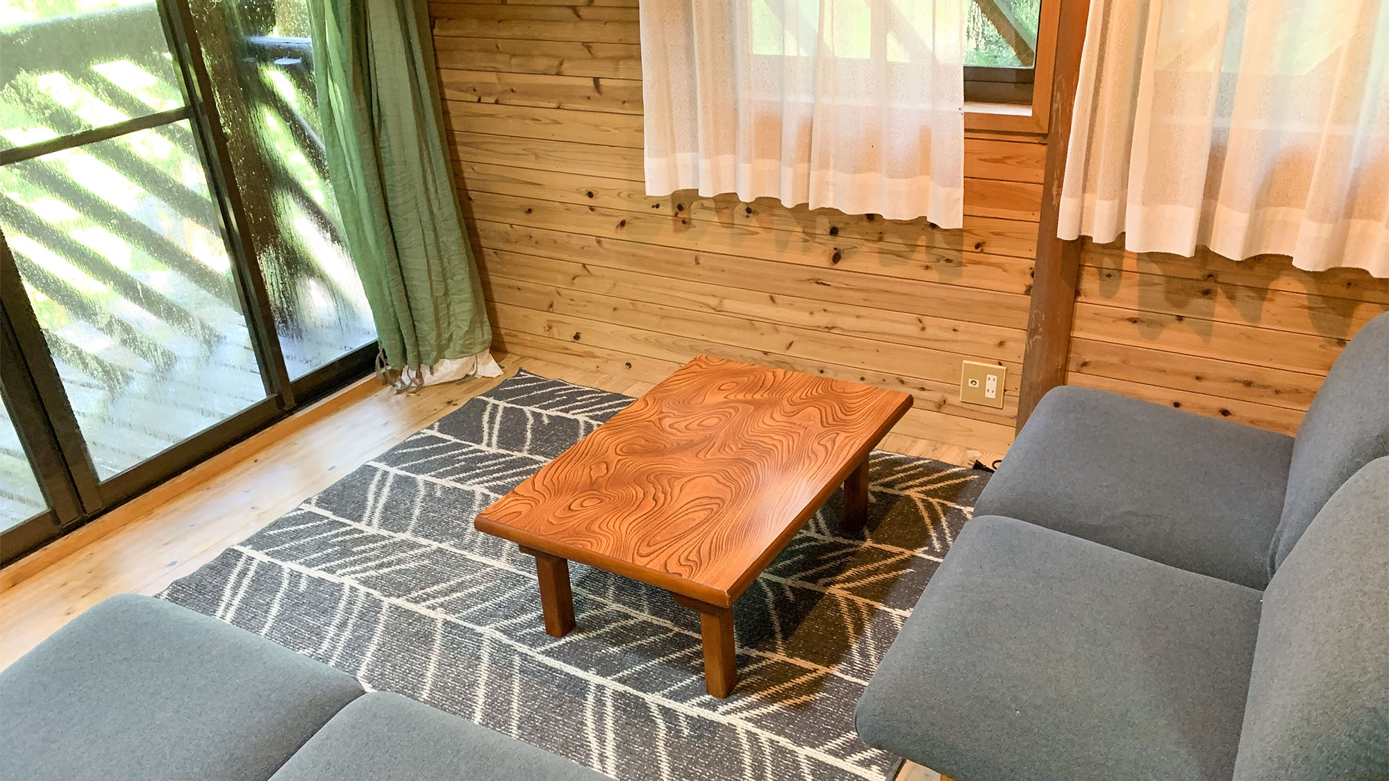 ・【コテージ2・リビング】大きな窓がある開放的で明るいリビング