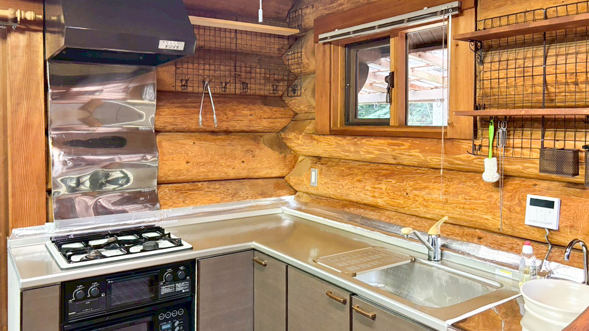 ・【コテージ3・キッチン】便利で使いやすい広めのキッチン　ガスコンロでお料理もお楽しみいただけます