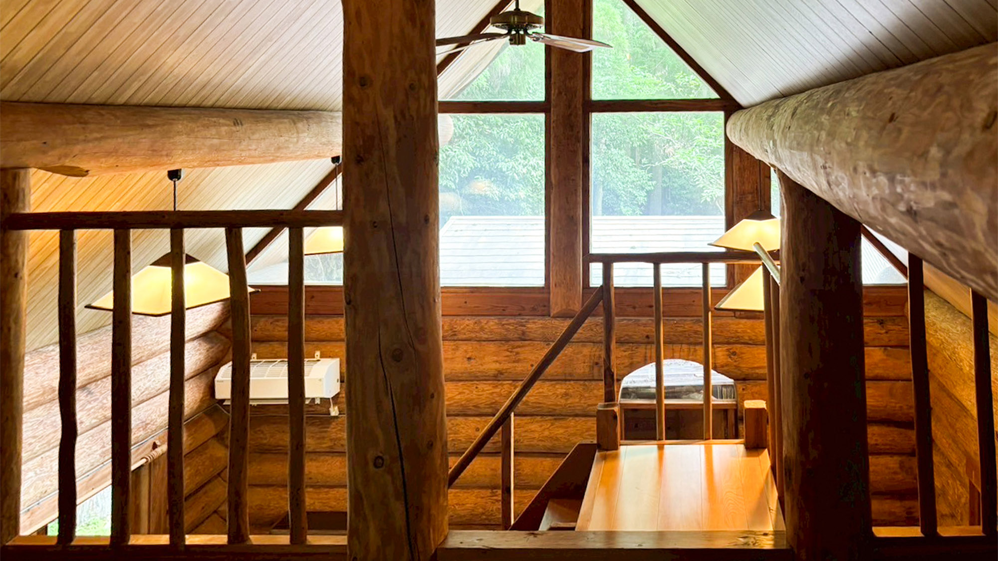 ・【コテージ3・2階】大きな窓からのあかりと柵の影が静けさを感じさせてくれる落ち着きの空間です