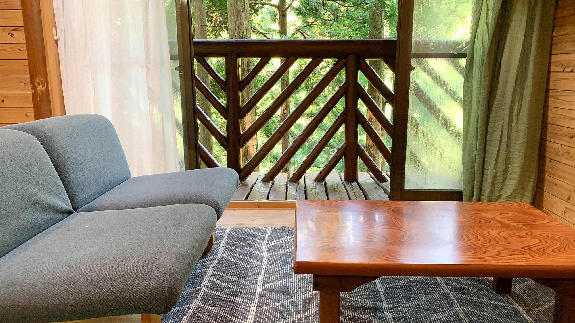 ・【コテージ2・リビング】ソファでゆったりくつろぎながらお過ごしいただけます