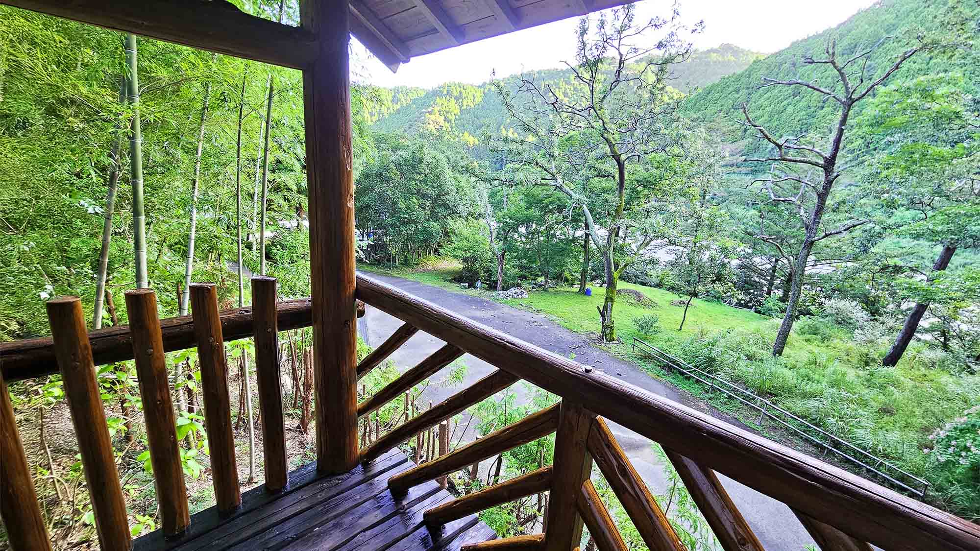 ・【コテージ1・テラス】ウッドデッキ風のテラスで自然との一体感をお楽しみください