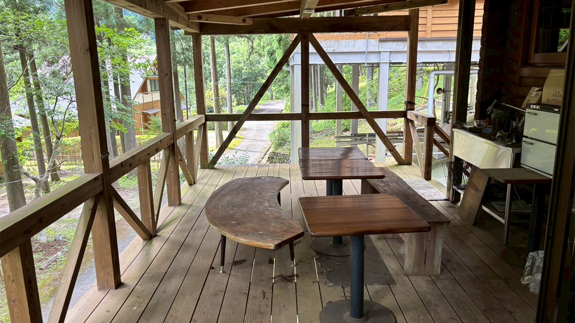 ・【コテージ4アウトドアデッキ】屋根もあり屋外でもリビングのようにお使いいただけます